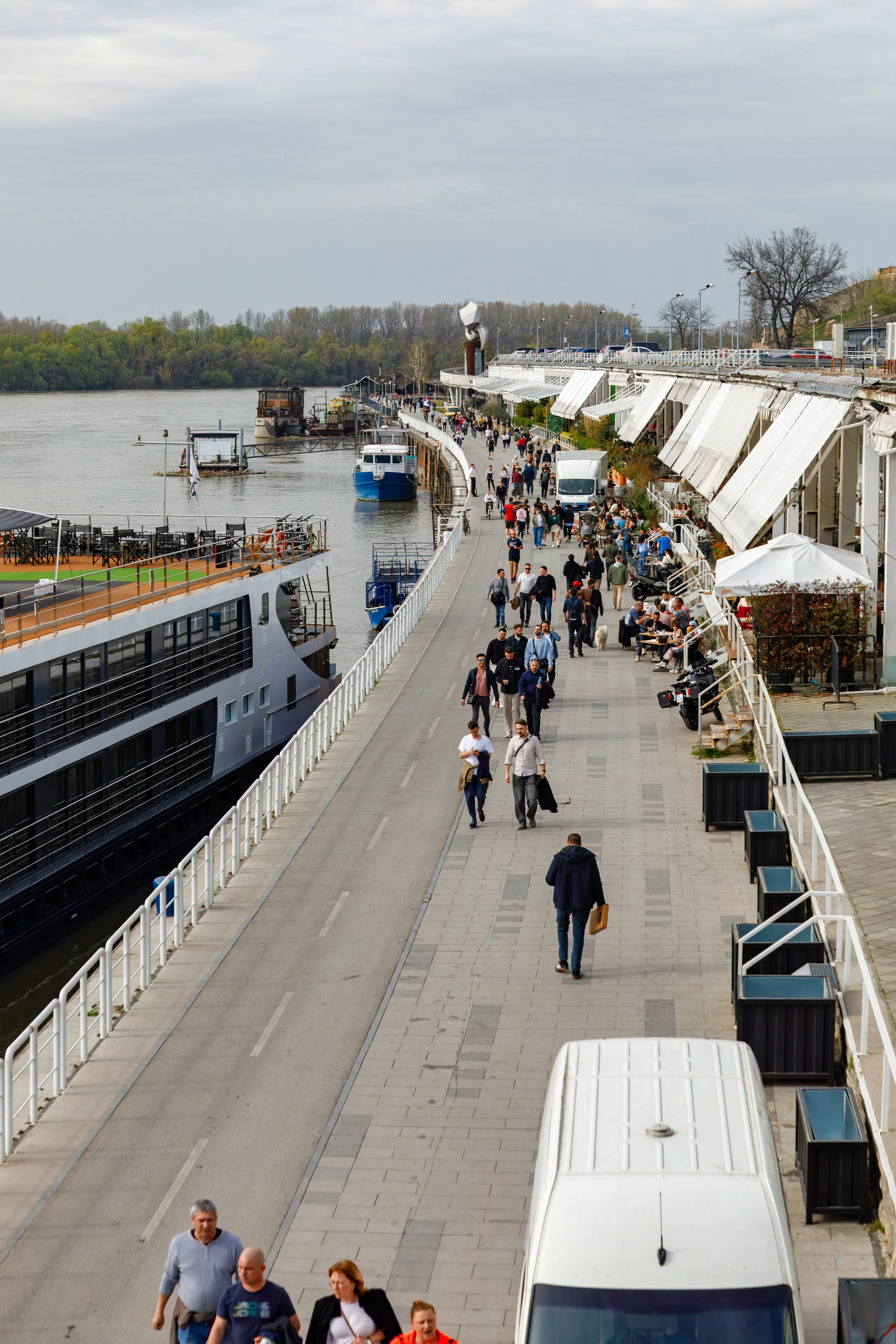  Elevated promenade along the Sava river 