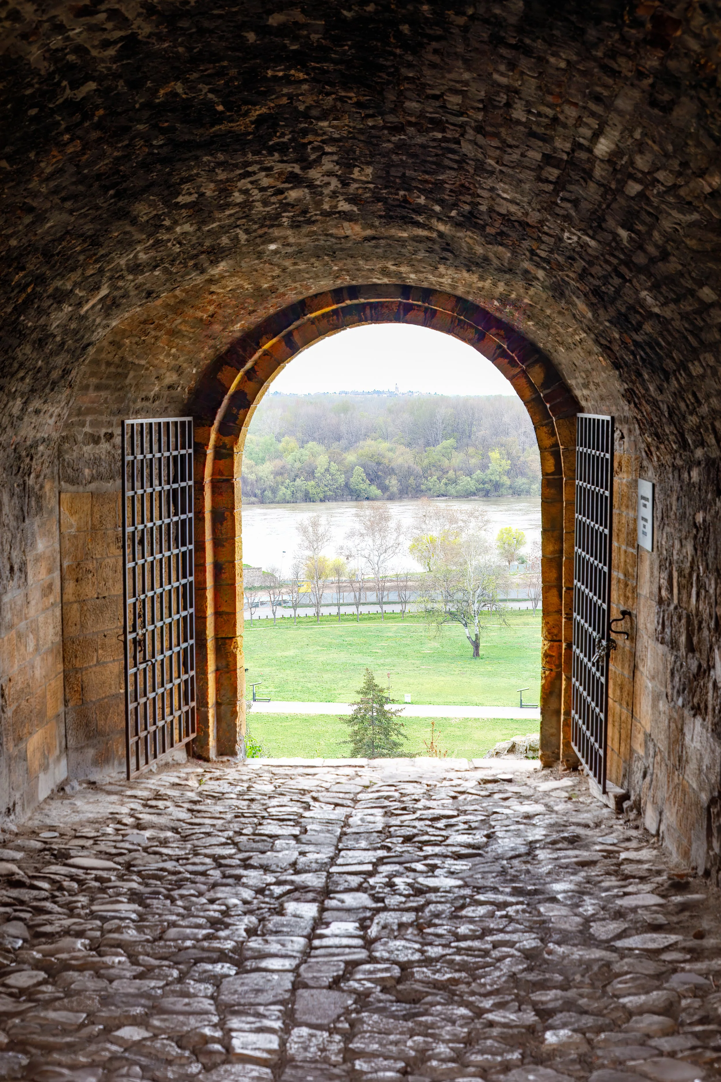  Looking through the Defterdar Gate towards the lower town of Kalemegdan 