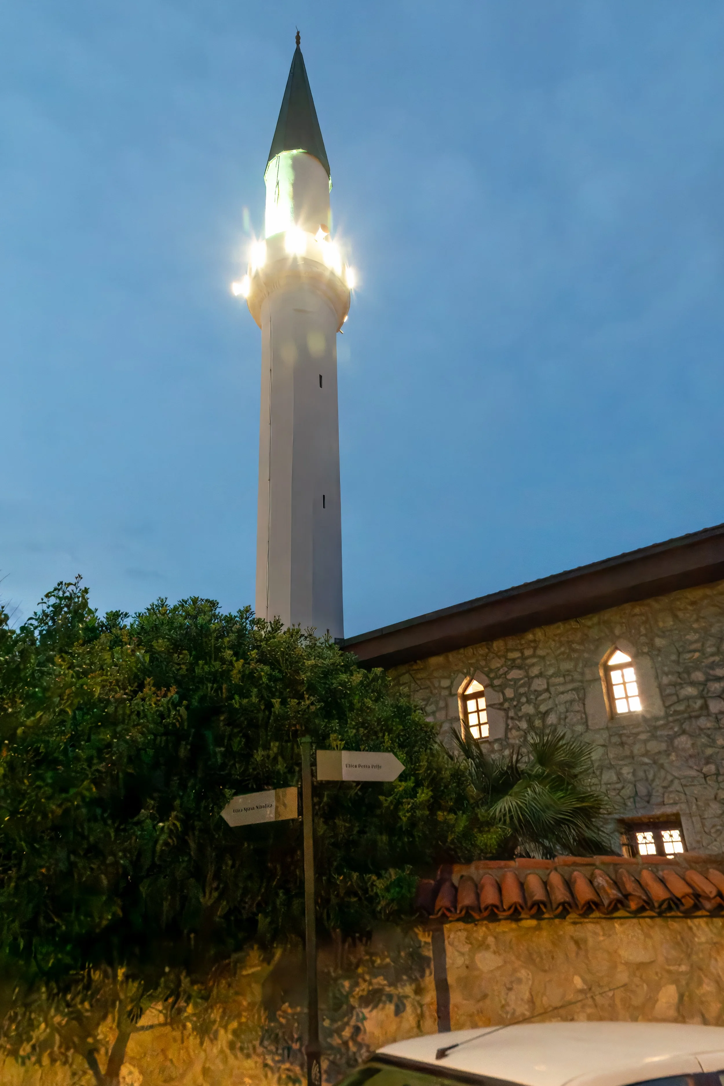  Osmanagic Mosque features a combination of traditional Islamic designs and modern elements 