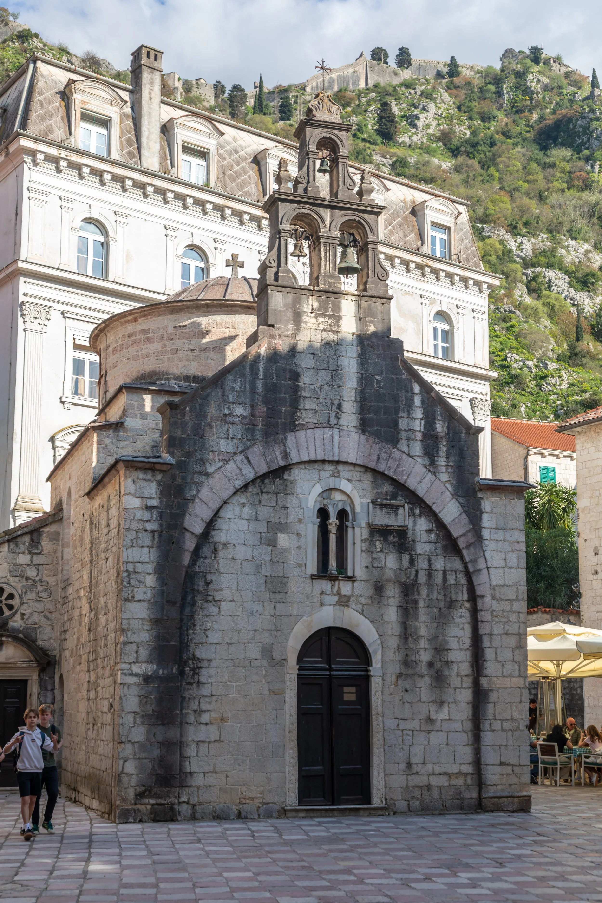  Church of St. Luke (1195) with the fortification in the background 
