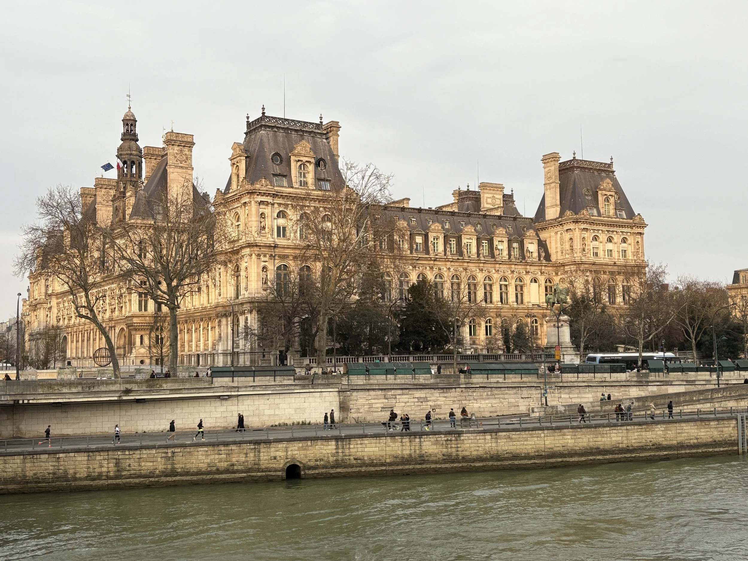  Capturing Hotel de Ville before crossing back to the right bank 