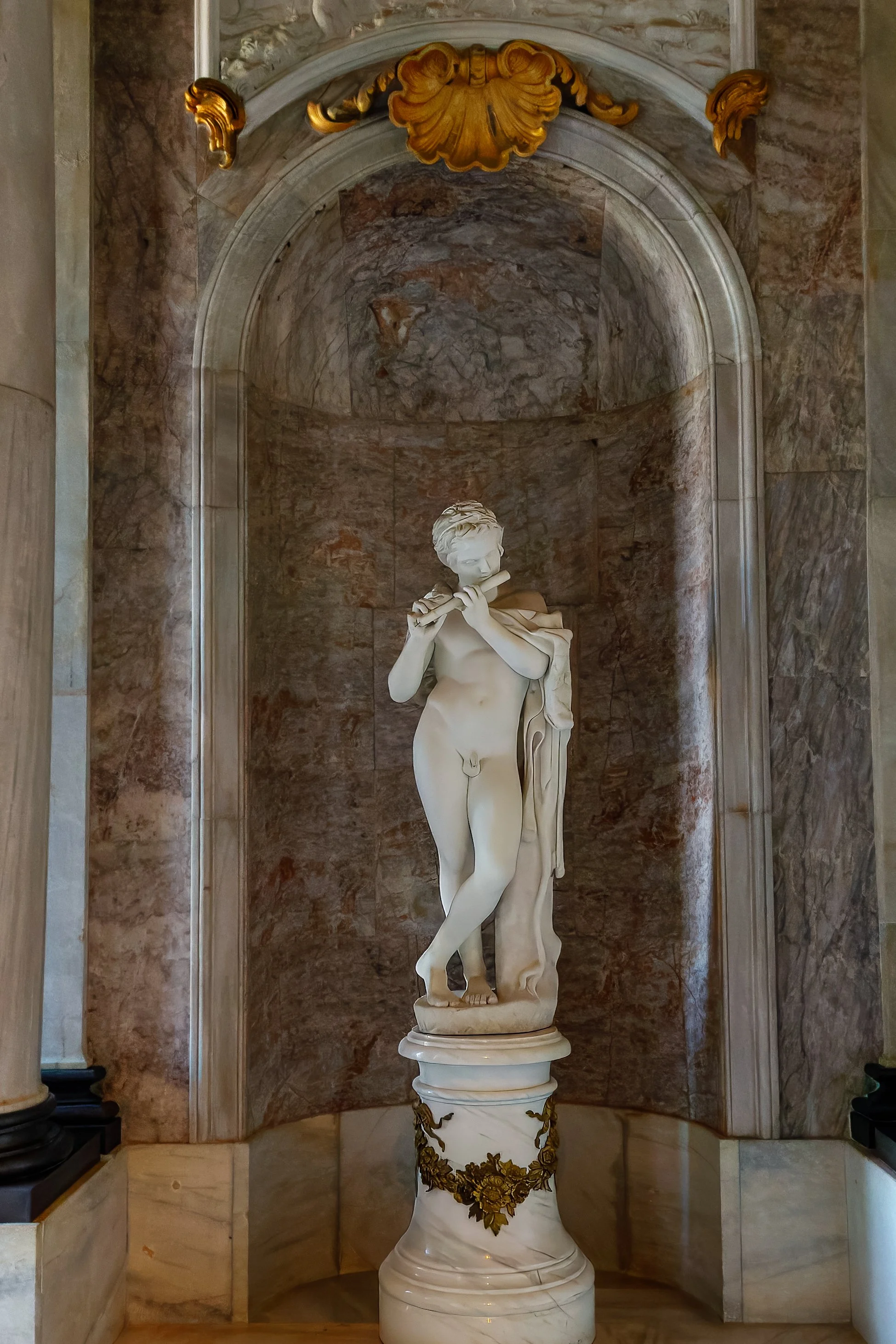  This statue greets us on the entrance to the New Palace 