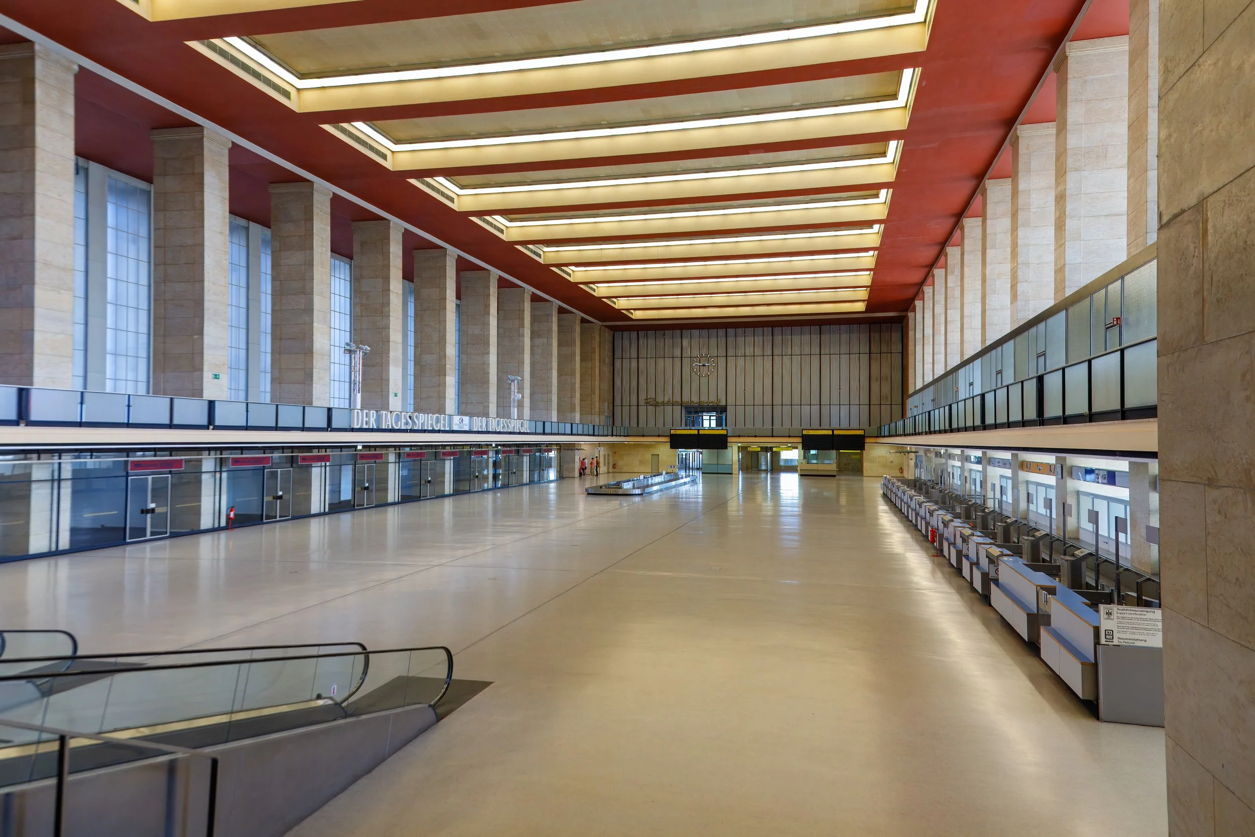  Check-in desks and luggage belt in the compact terminal 