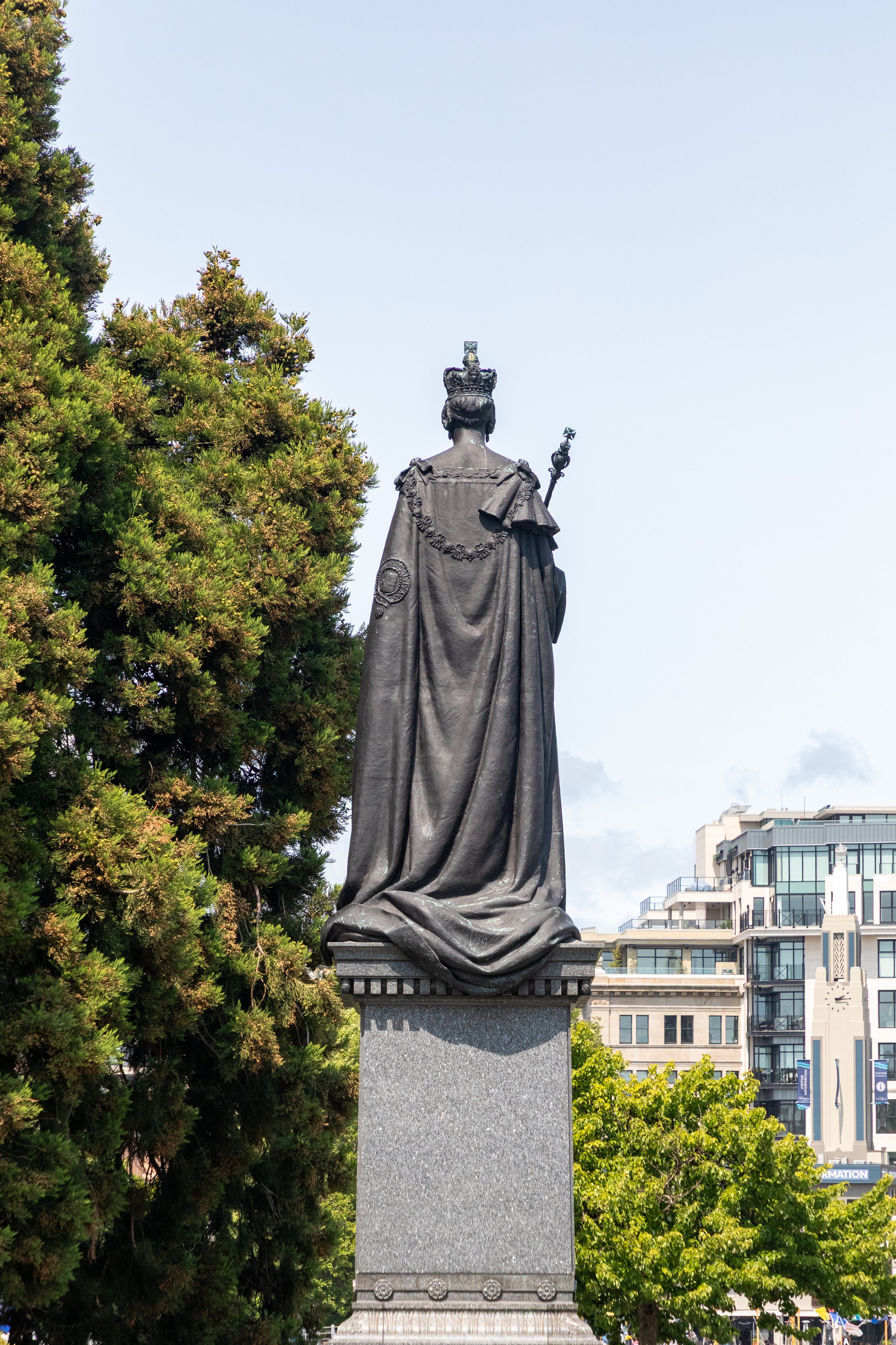  Queen Victoria stands in front of the legislature  