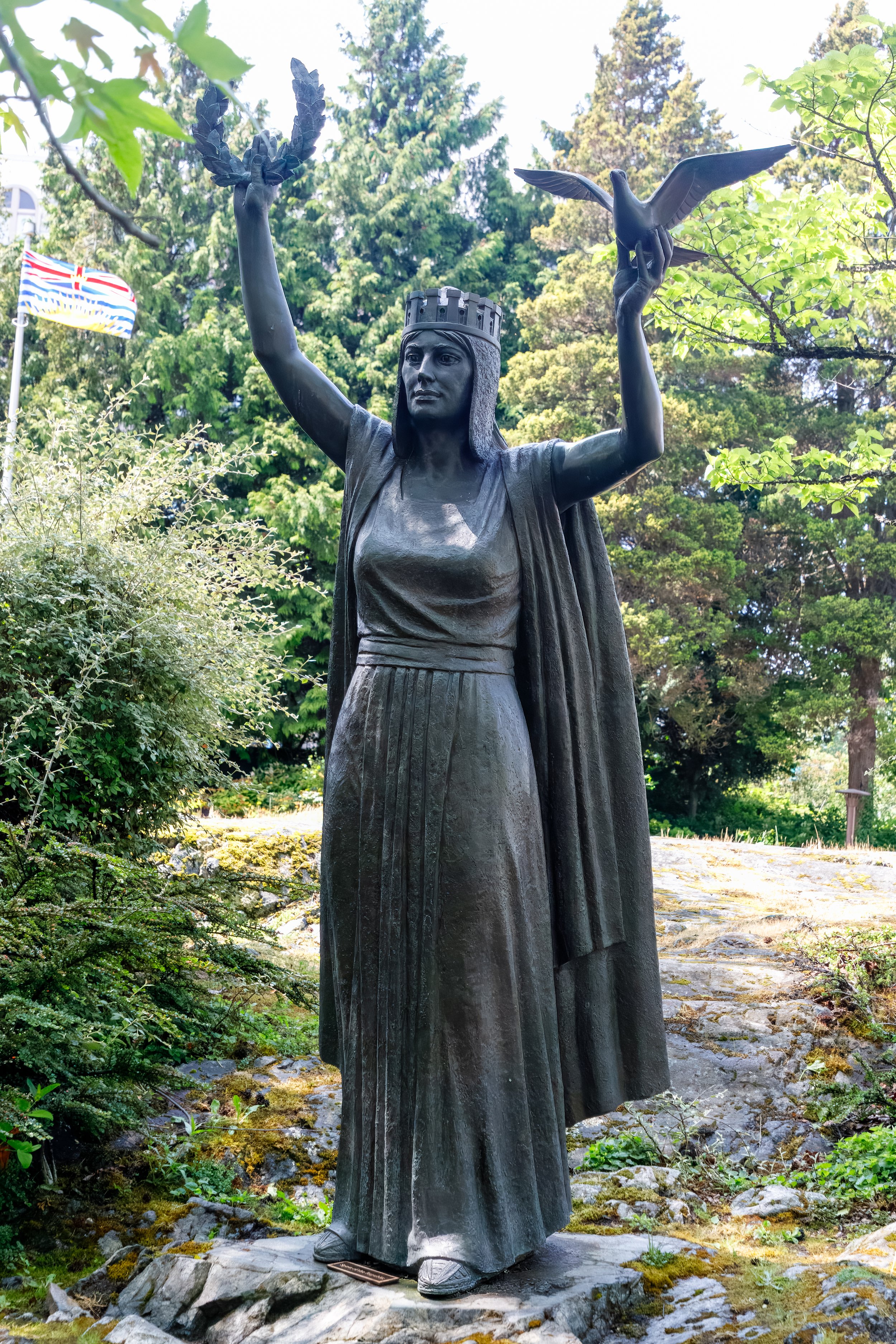  The Spanish Civil War Memorial (1998) honors British Columbians and Canadians who volunteered to defend the Spanish Republic against fascism in the 1930s 