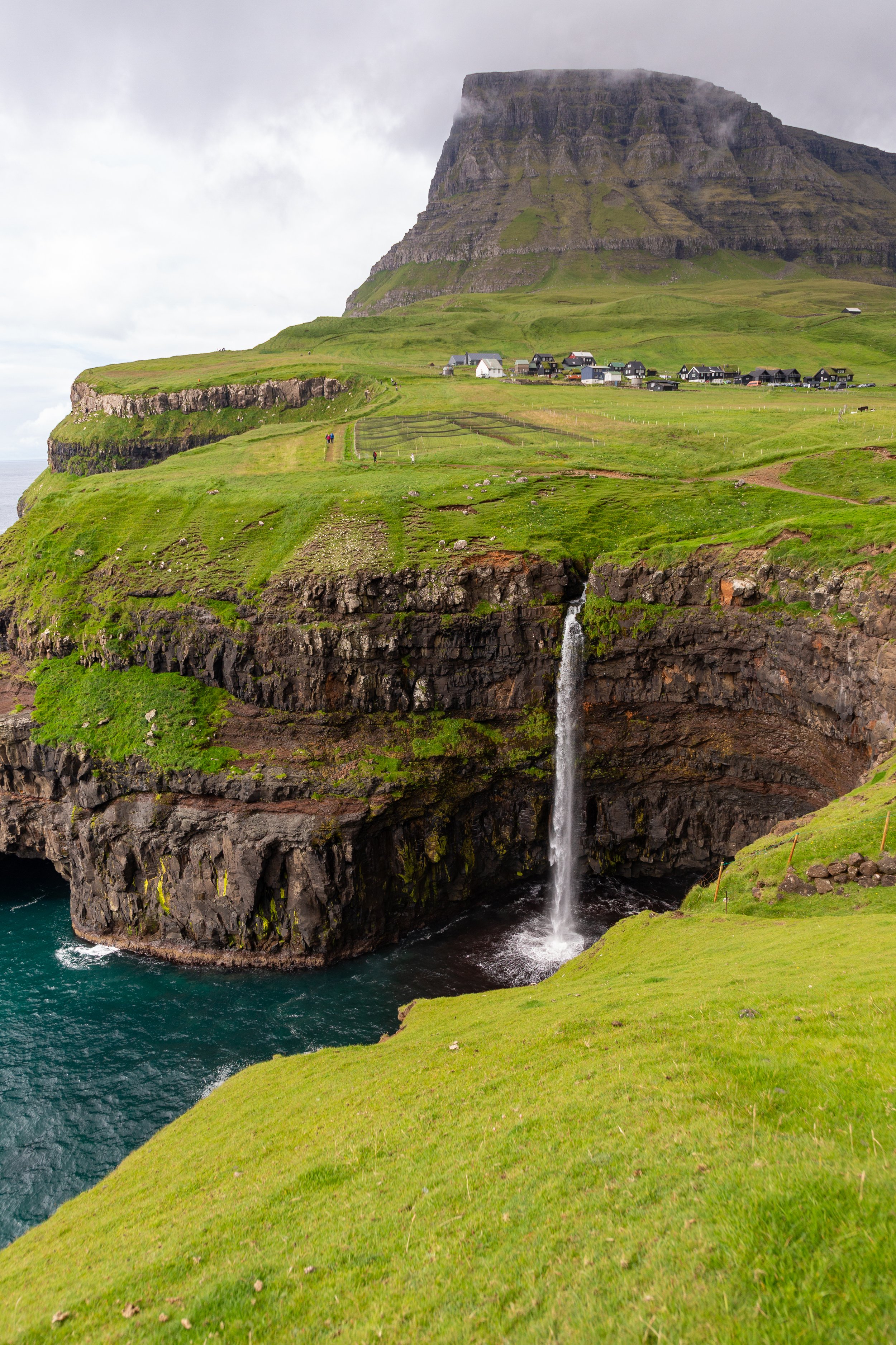  After passing through a one-lane tunnel, we reach Múlafossur Waterfall 