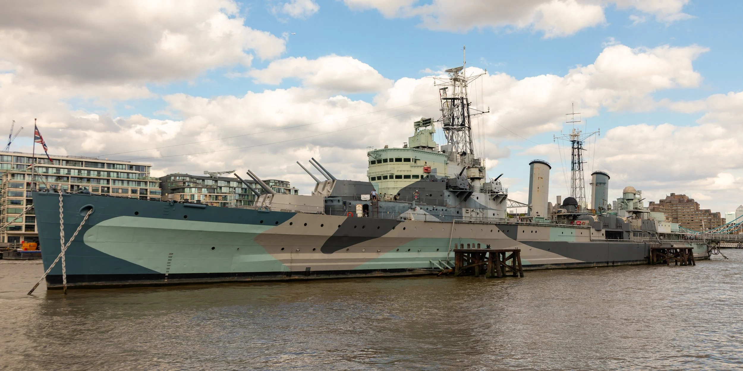  HMS Belfast, a Royal Navy light cruiser permanently moored as a museum ship by the Imperial War Museum.&nbsp; 