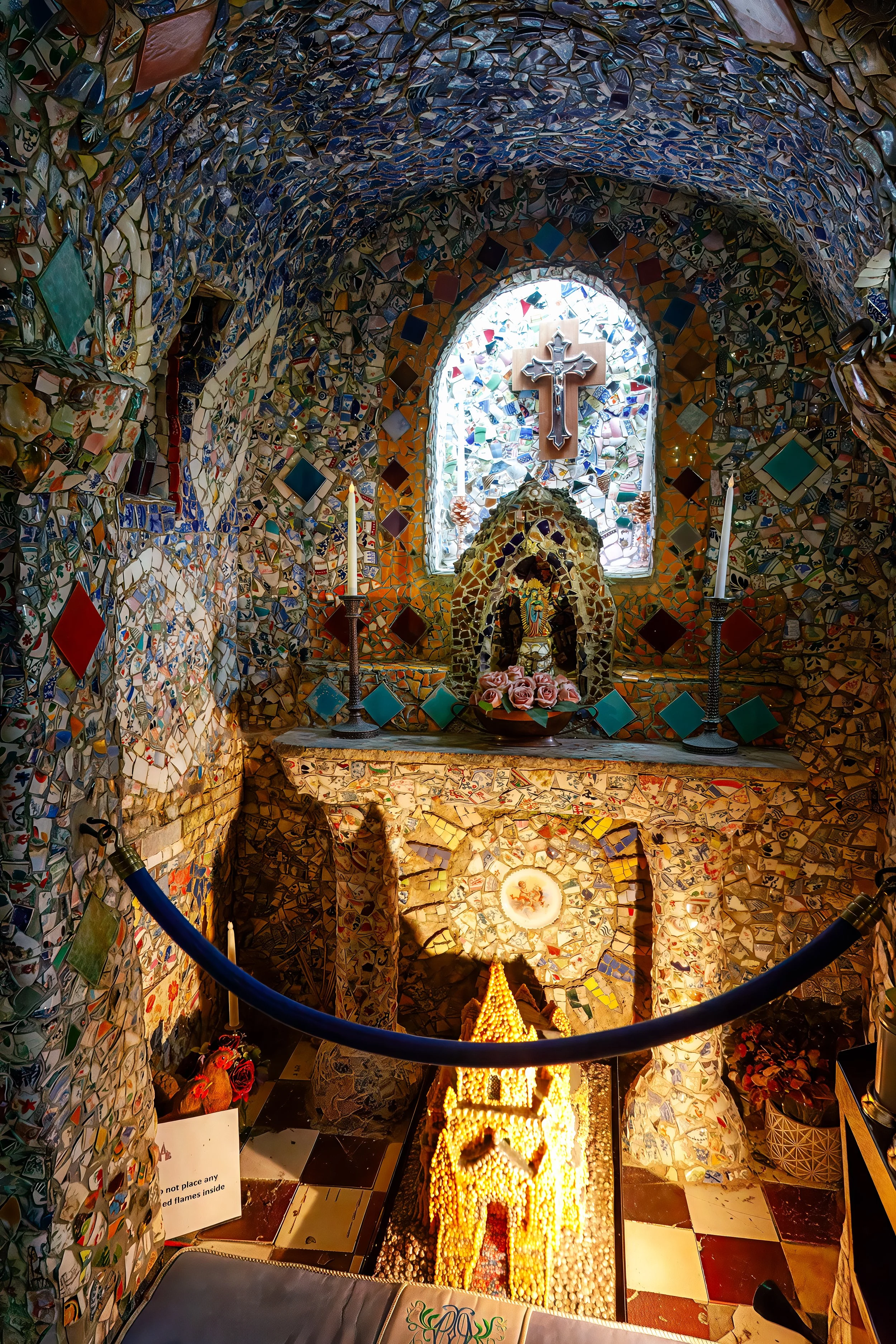  The decorations continue into the tiny interior chapel 