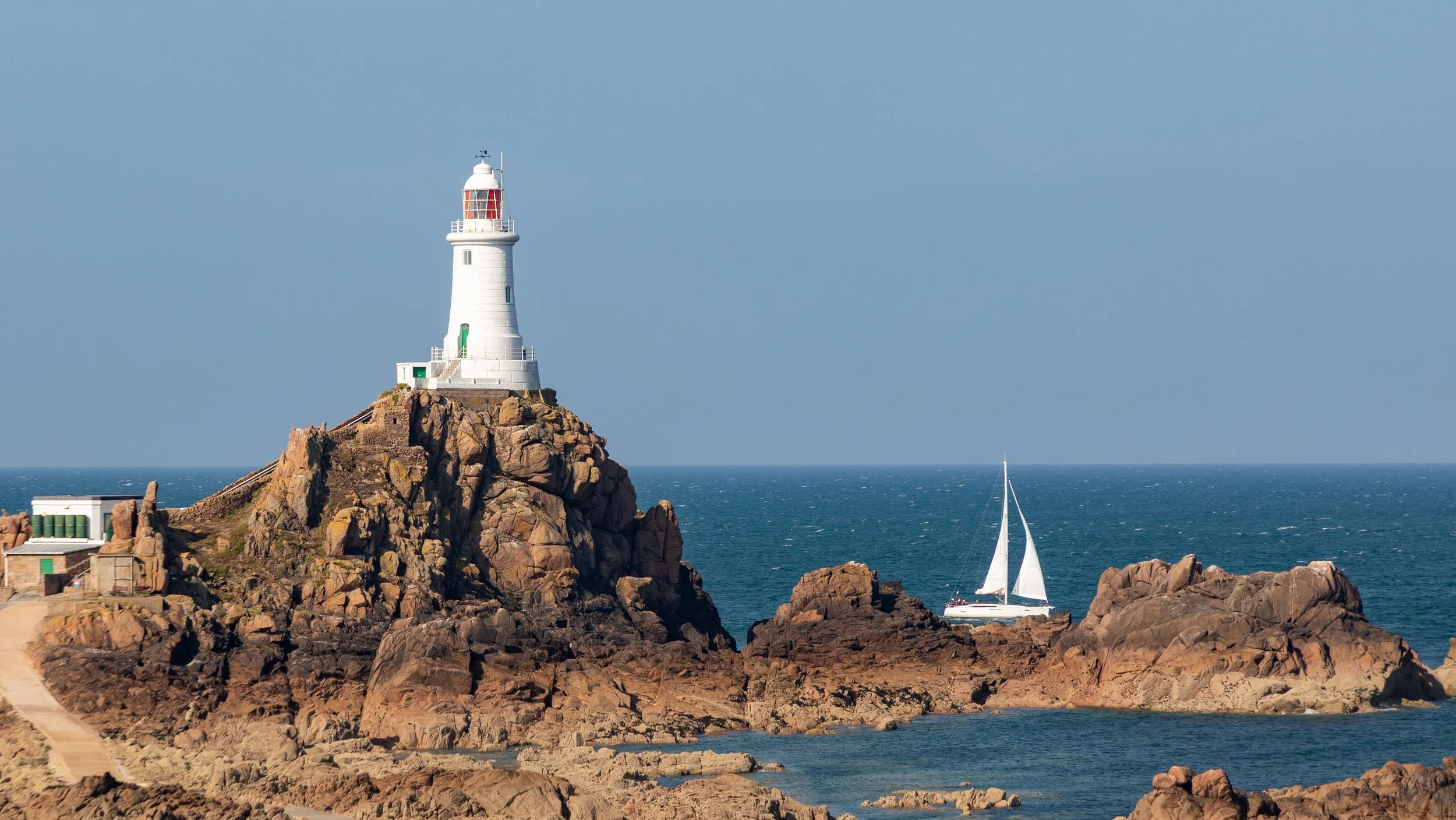  A sailboat, rounding the island 