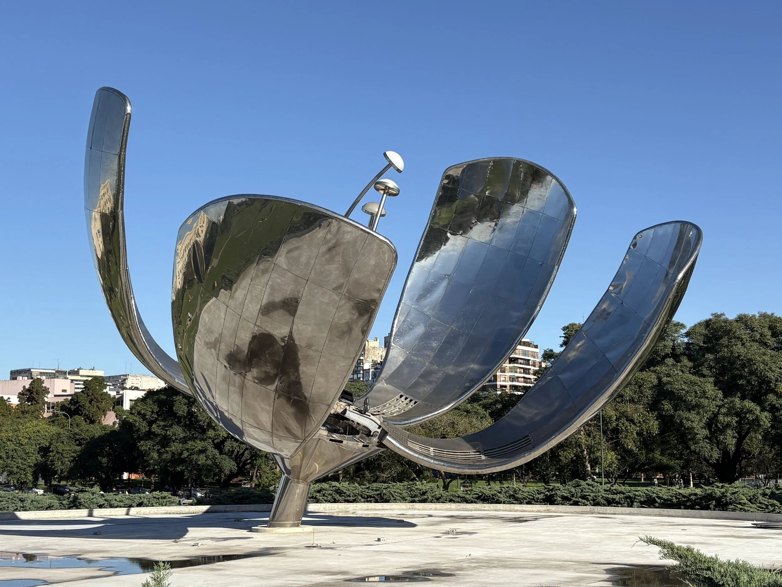  Continuing my walk back to the hotel, the steel and aluminum Floralis Generica (2002) sculpture 