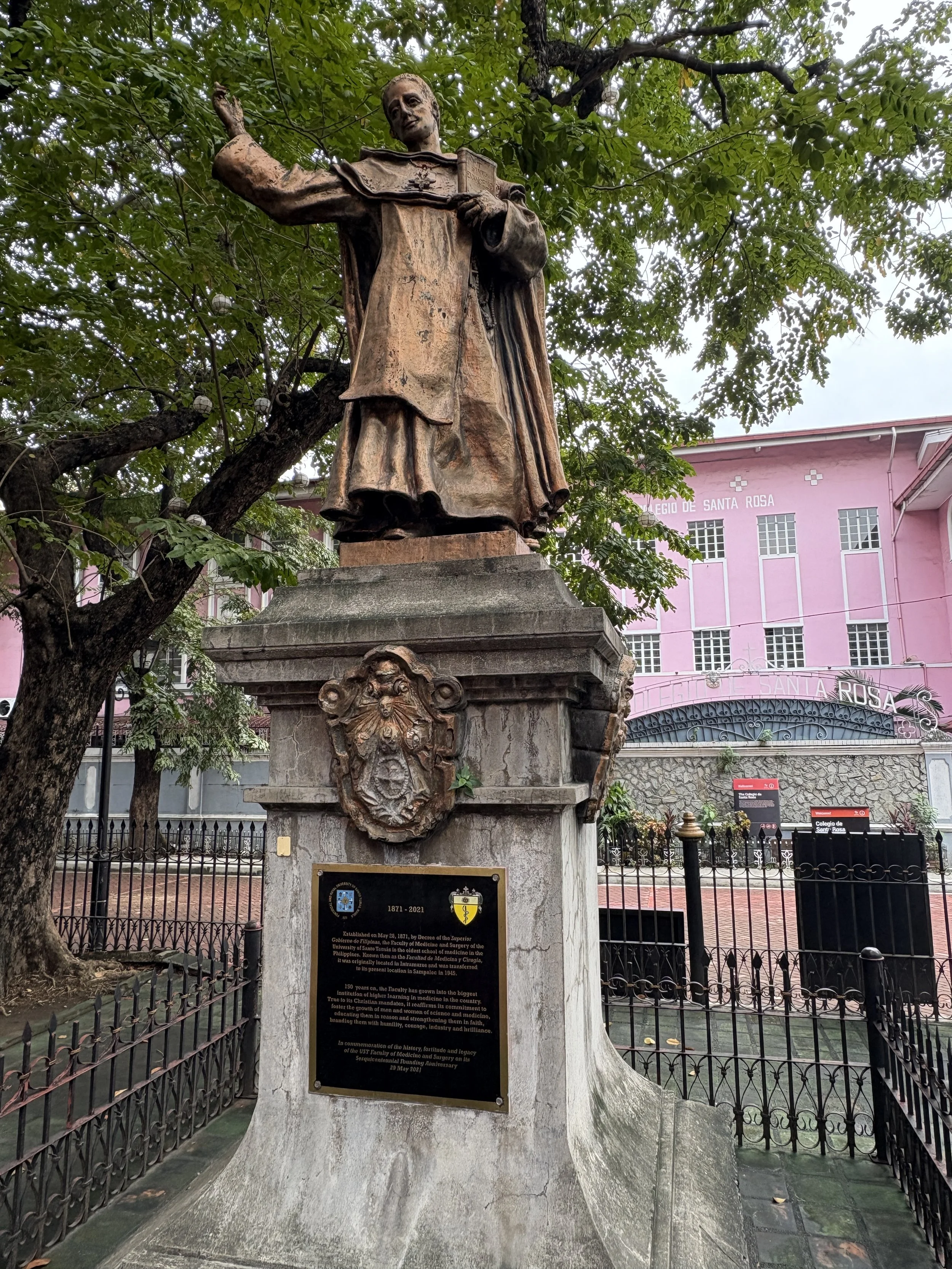  Replica of the Miguel de Benavides Monument in Plaza Santo Tomas, with the pink Colegio de Santa Rosa in the background 
