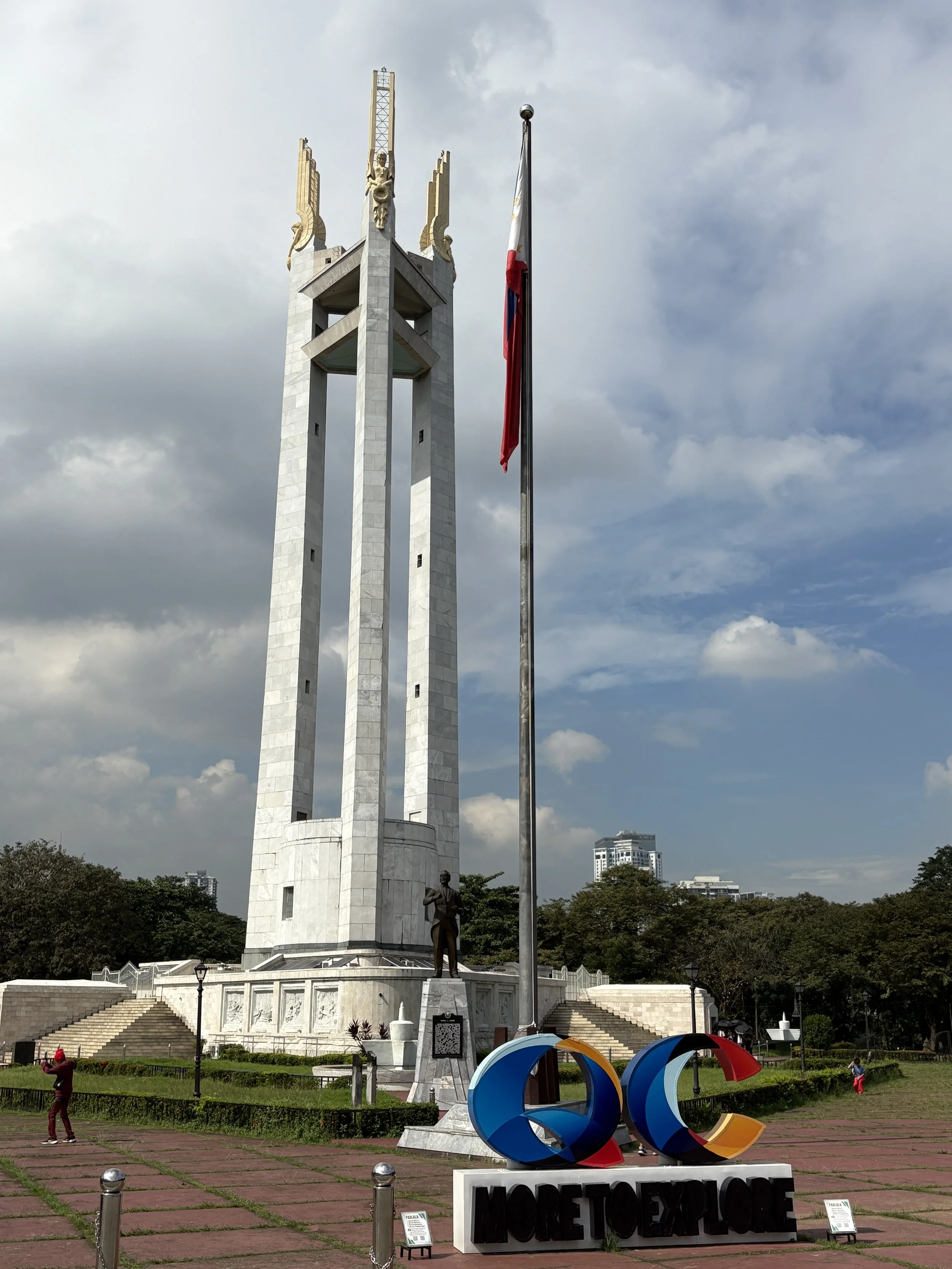  Quezon Memorial Shrine, 66-meter tall monument for the former Philippine President Manuel L. Quezon 