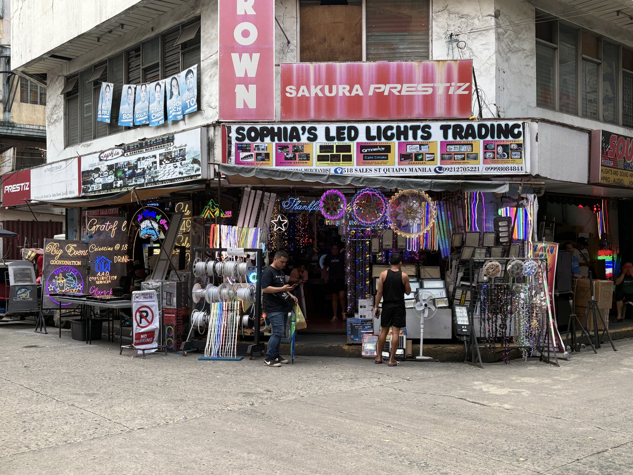  Exploring some of the lighting, speaker and video game stores in Chinatown 