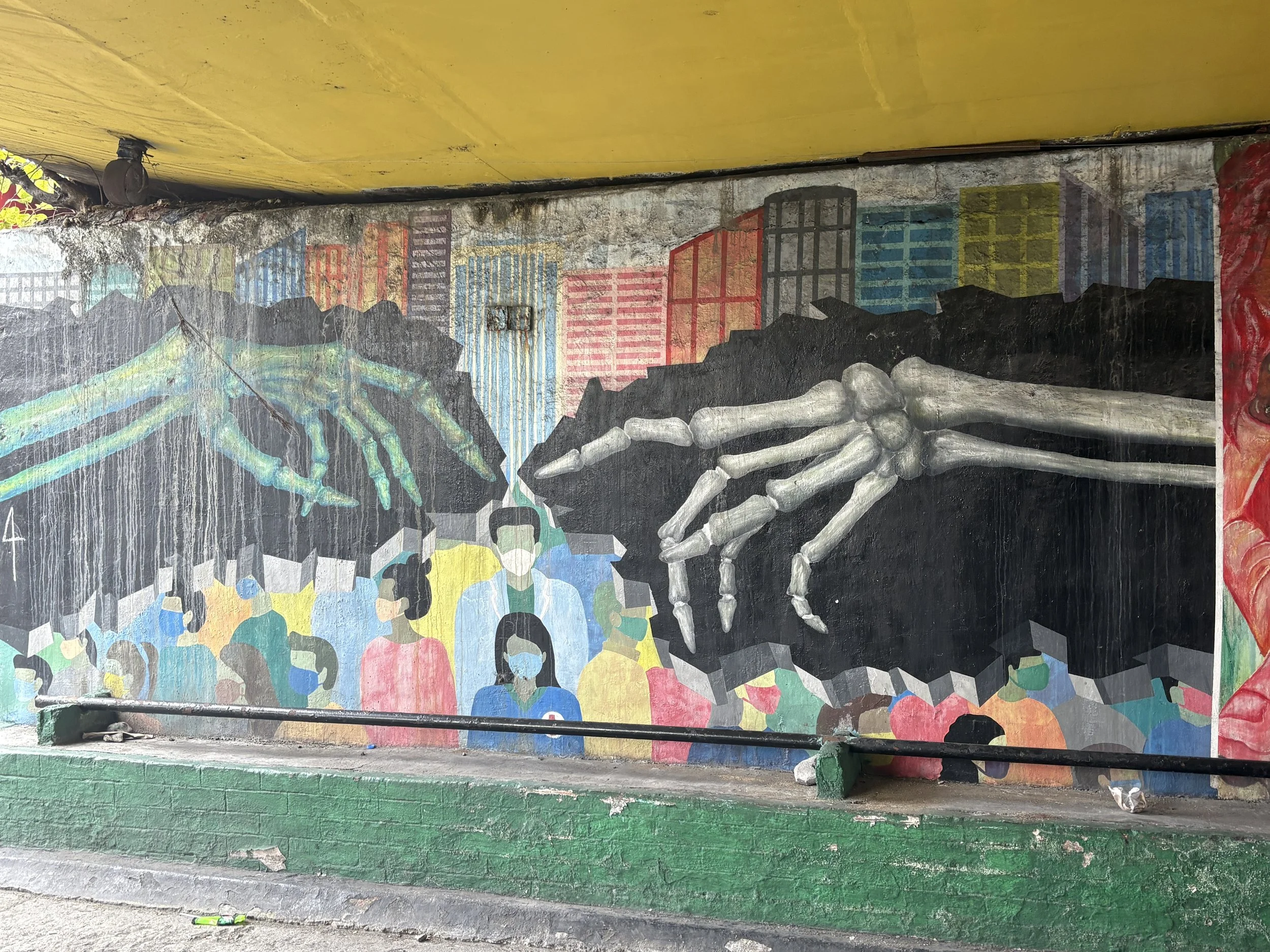  Murals decorate the entrance to the Makati-Mandaluyong bridge 