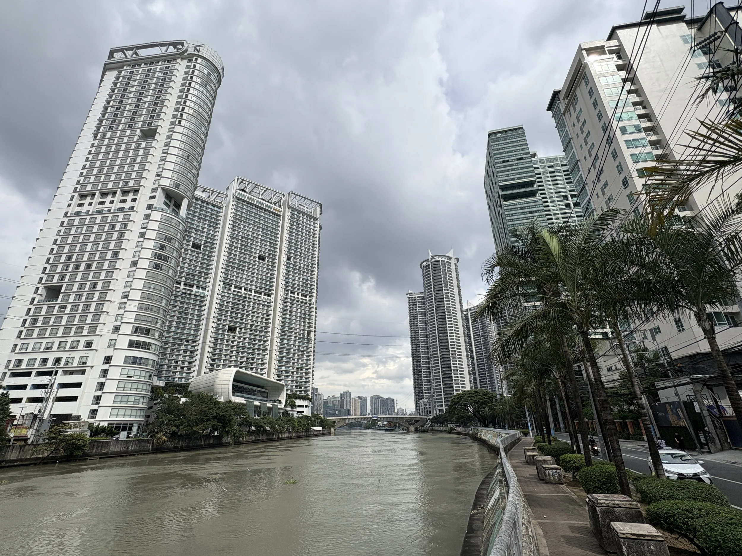  Continuing our walk along the Pasig River 
