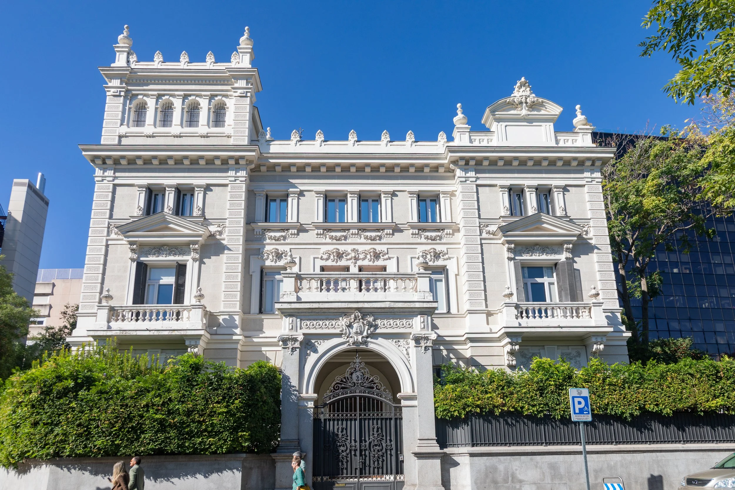  Palacete de Eduardo Adcoch (1906), further down the thoroughfare   