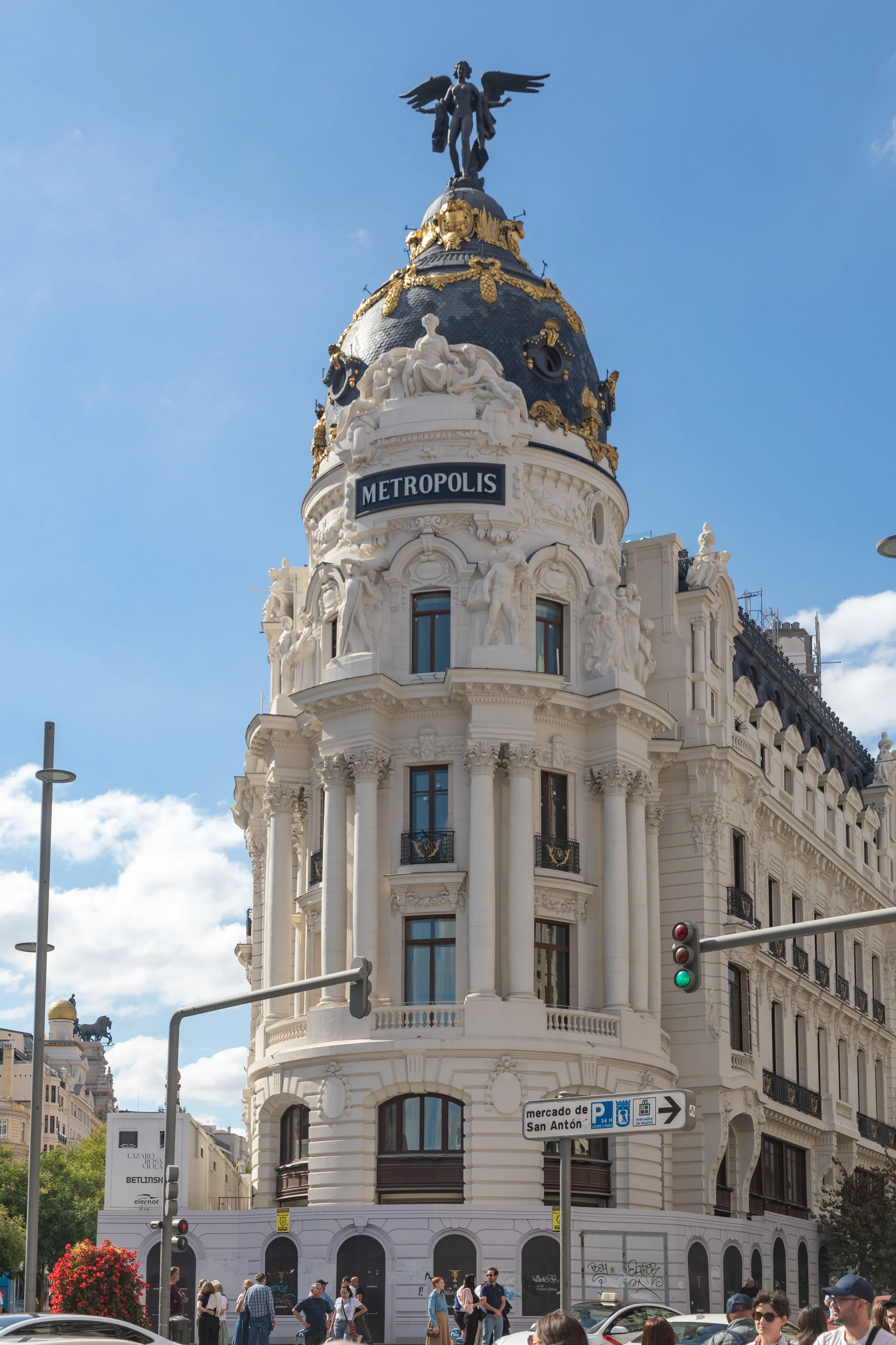  Making our way down Gran Via, the Metrópolis Building (1911), designed by French architects Jules and Raymond Février 