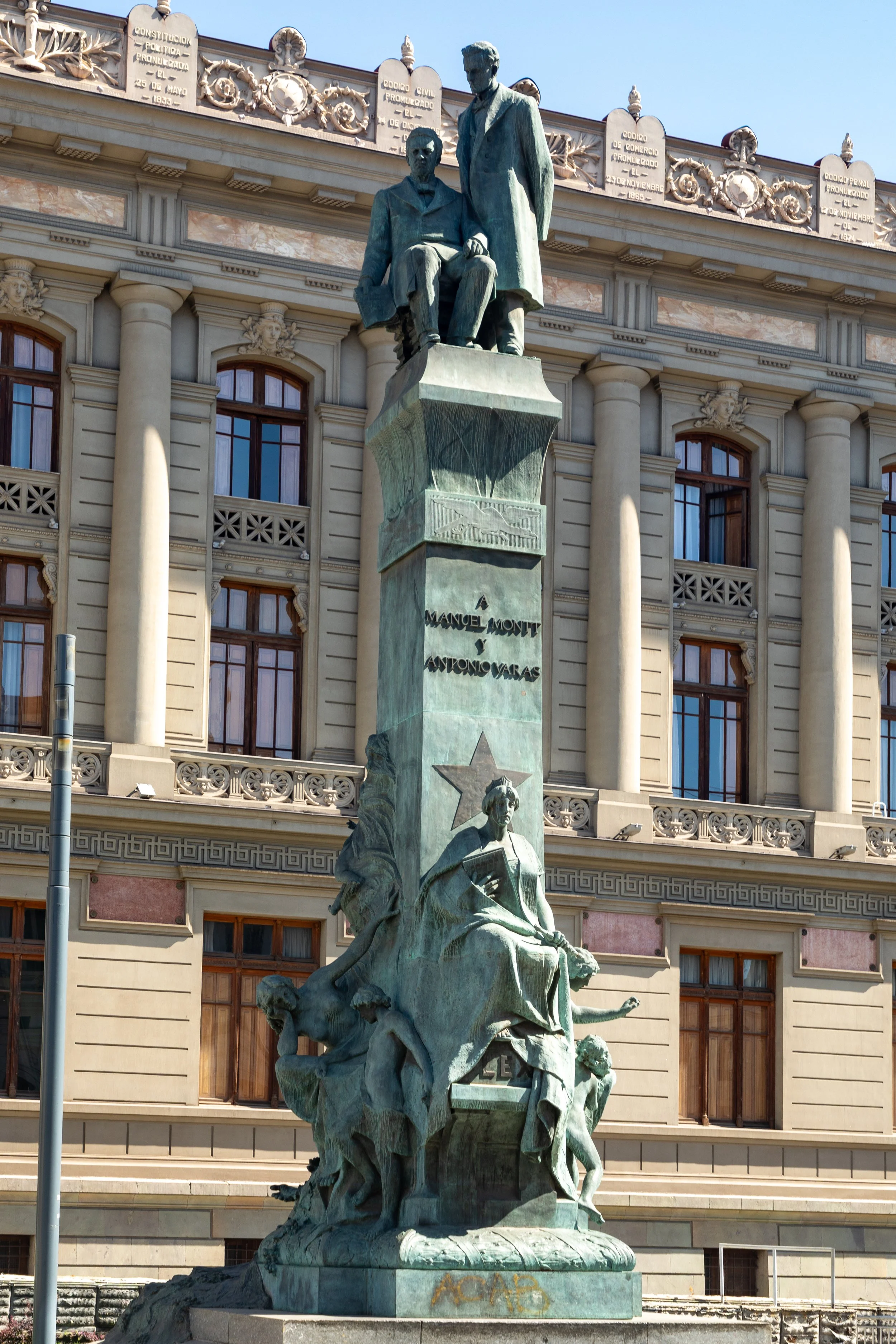  Montt-Varas Monument in the foreground and the Palacio de los Tribunales de Justicia in the background 