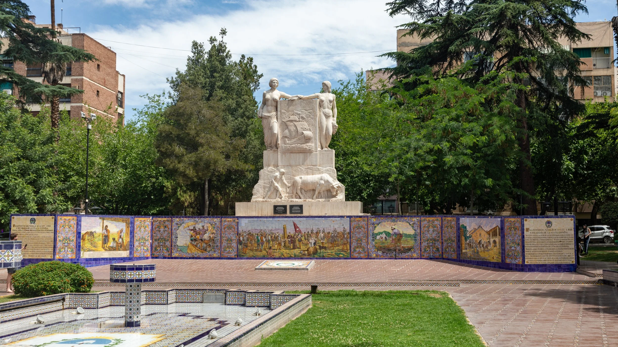  A large central monument dedicated to the Hispano-Argentine Fellowship, in Plaza España 
