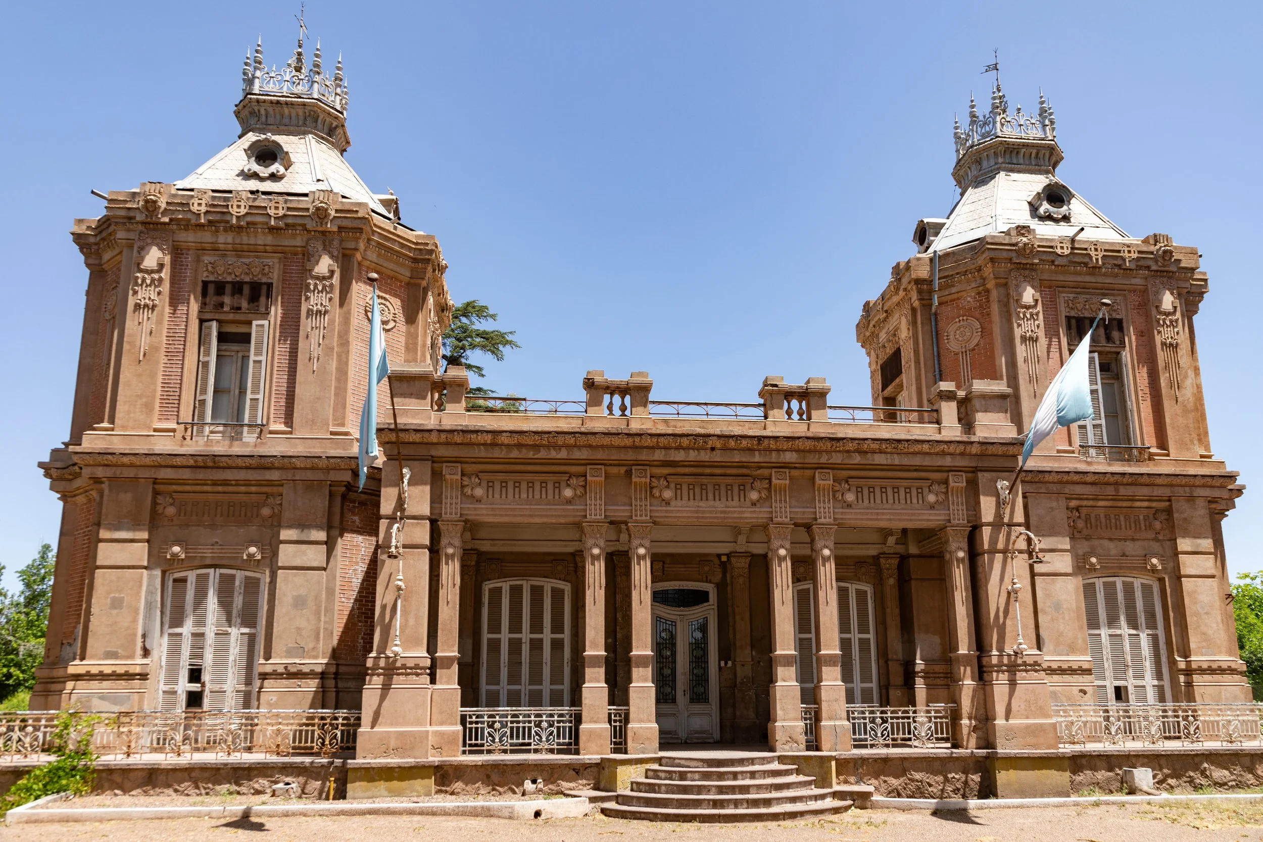  Historic mansion that houses the Museo Nacional del Vino y la Vendimia (National Museum of Wine and Harvest) in Maipo 