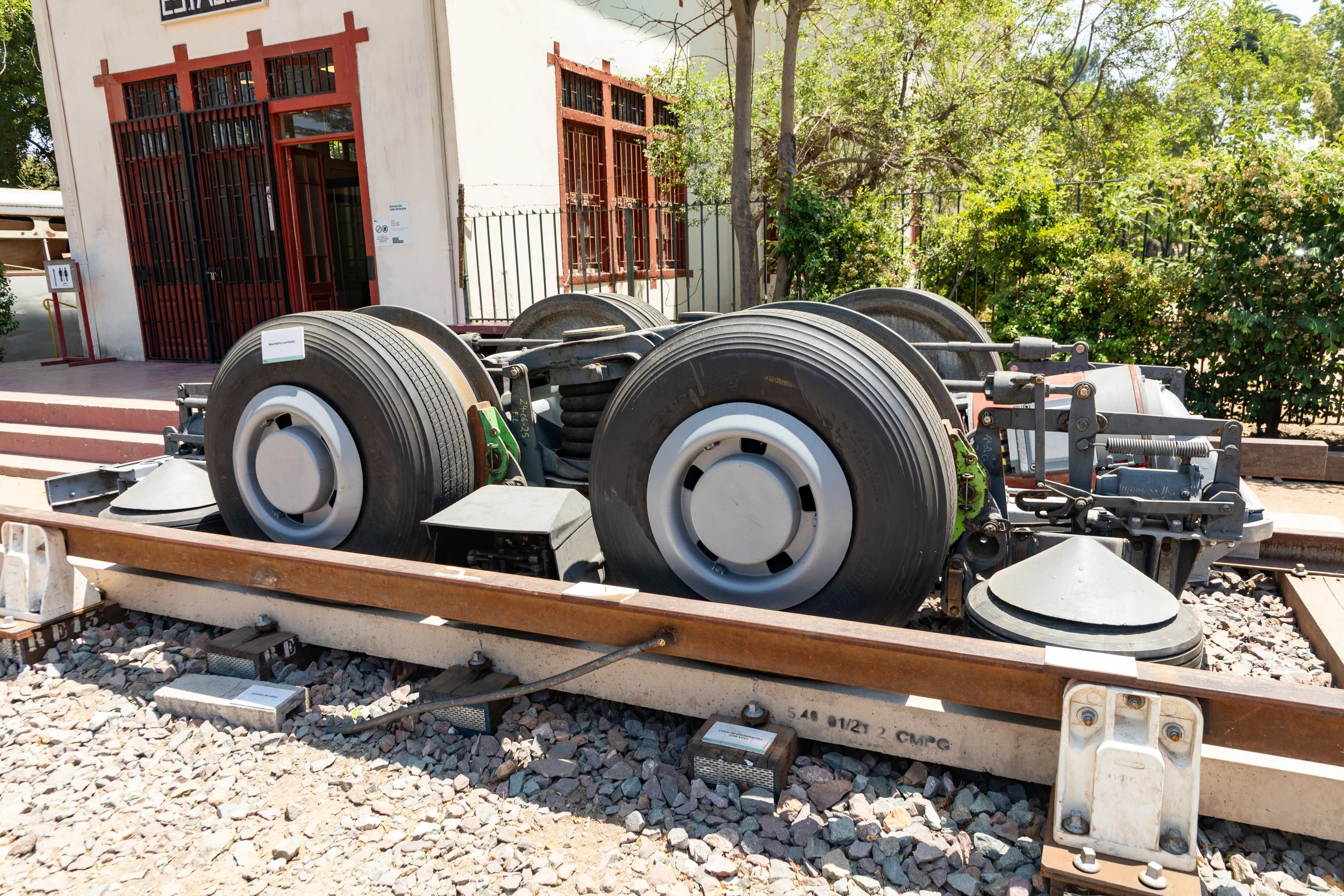  Subway train wheel mechanism 