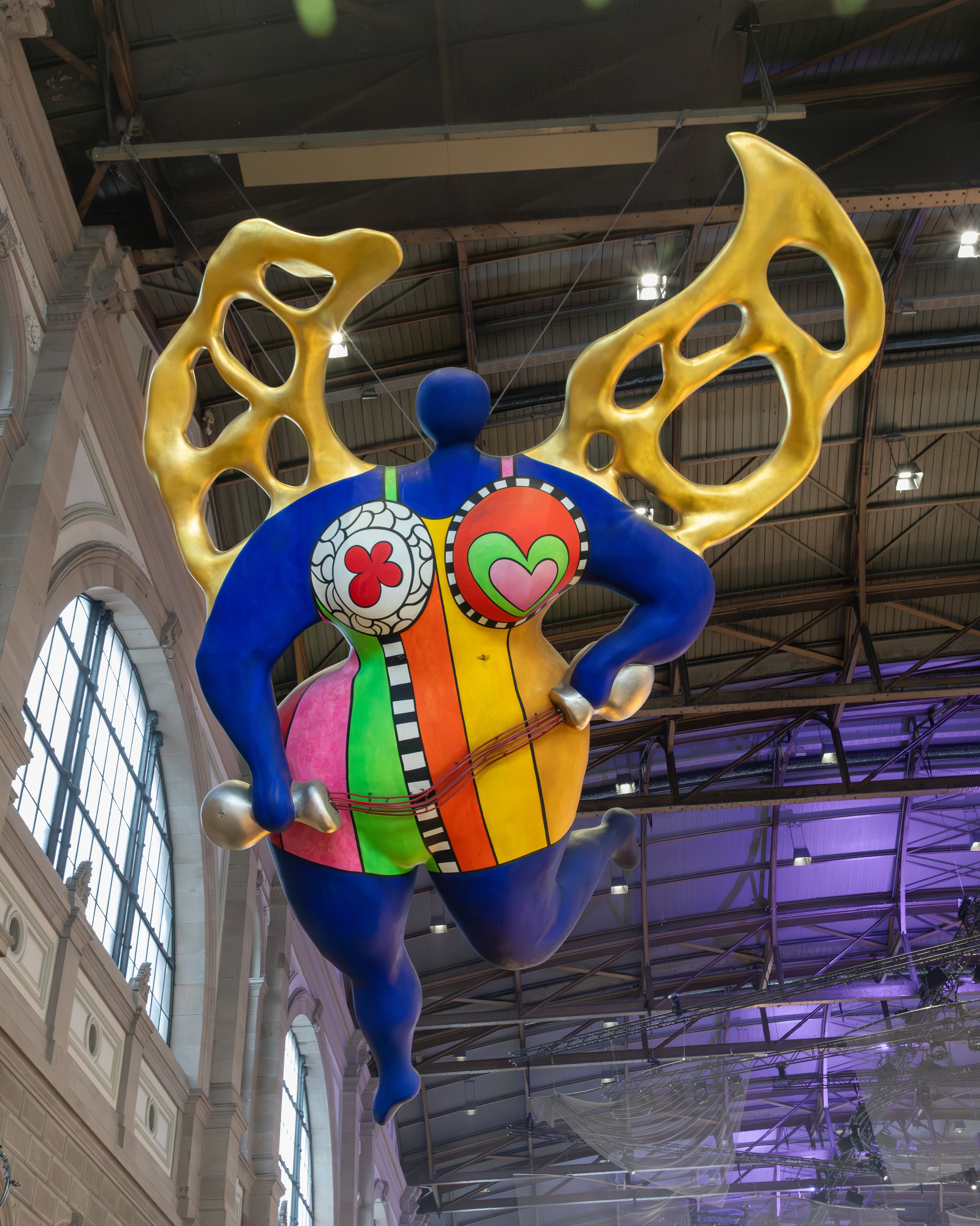  Leaving the museum, the 11m L’ange protecteur (Guardian Angel), by Niki de Saint Phalle, has protected the Zurich train station since 1997 