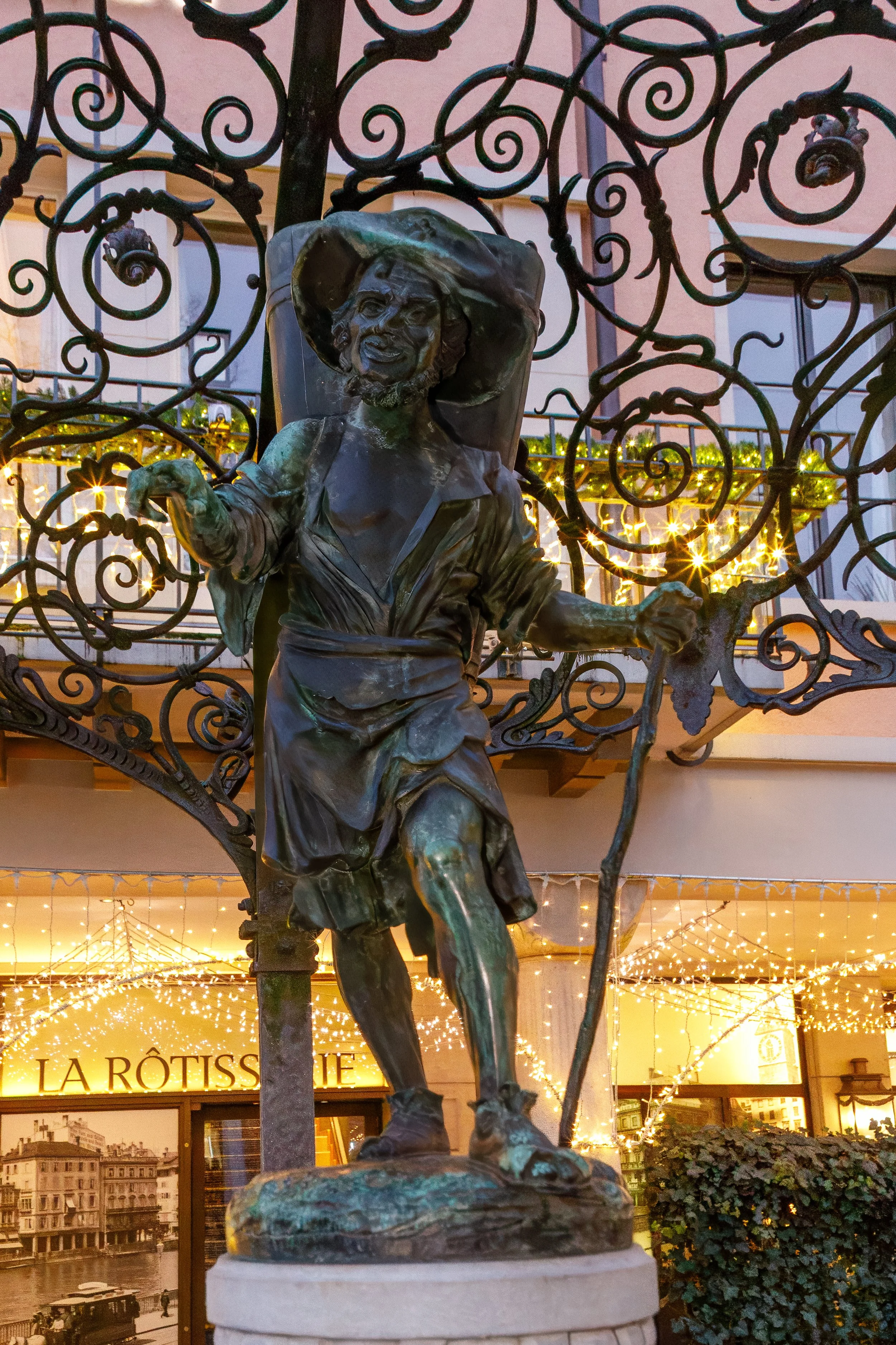  Winzerbrunnen (Winegrower's Fountain) aptly located in Weinplatz (Wine Square) 