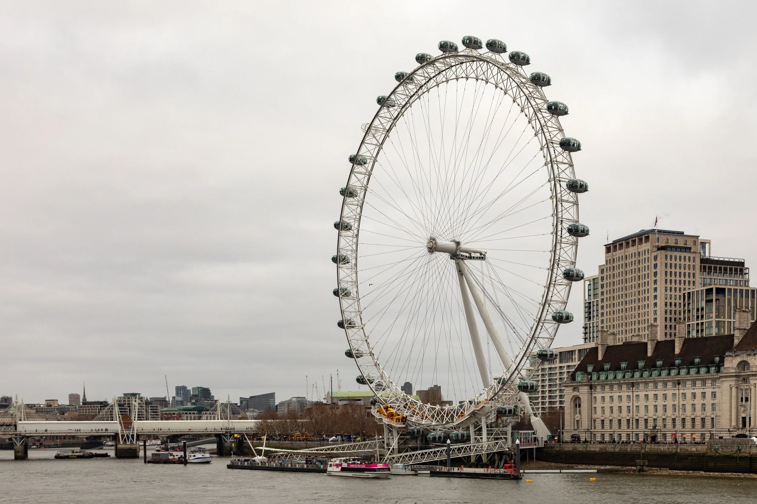  Crossing the Thames on Westminster Bridge 