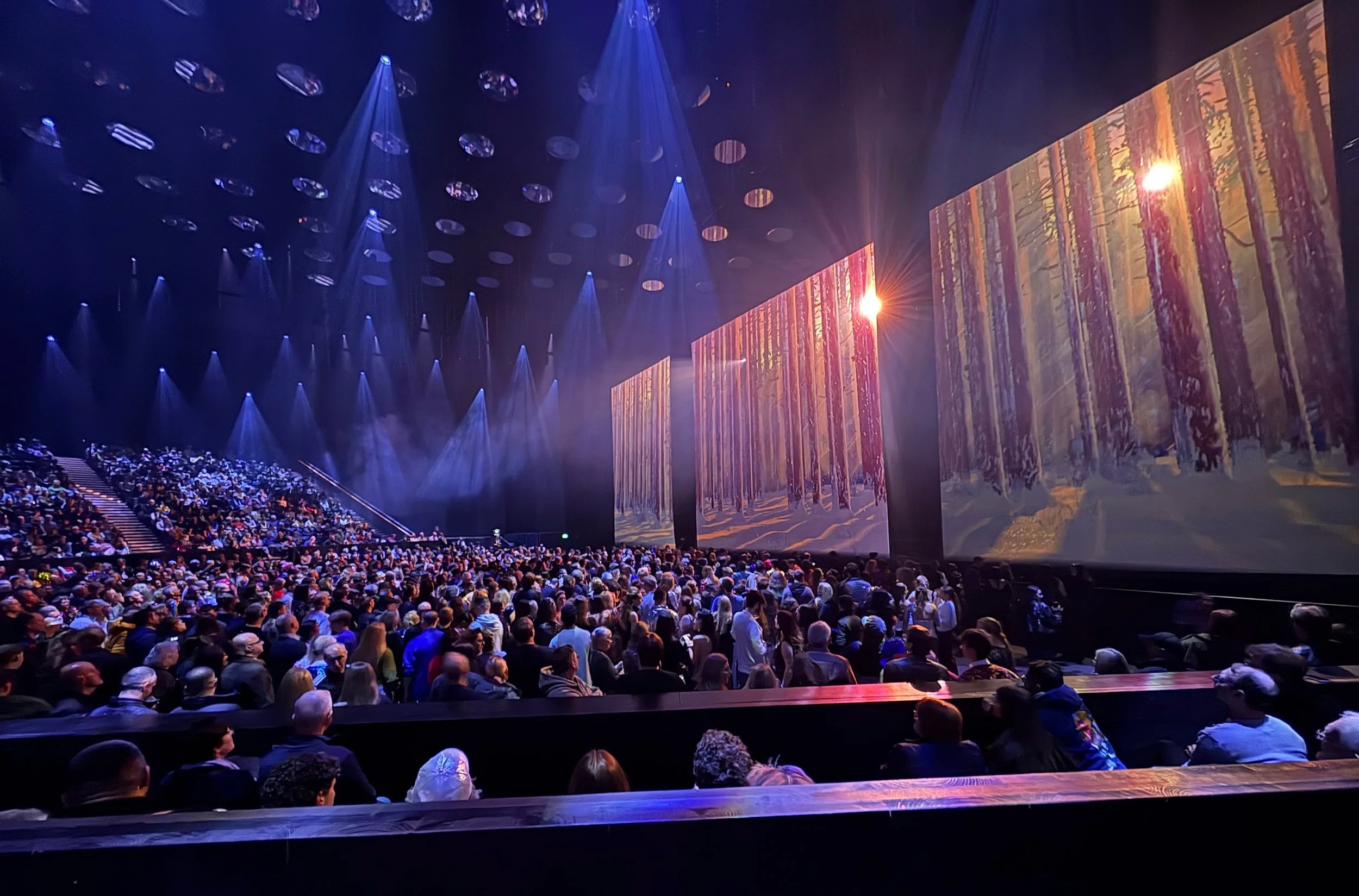  Waiting for the last minute to buy tickets, we got access to amazing seats just in front of the large dance floor 