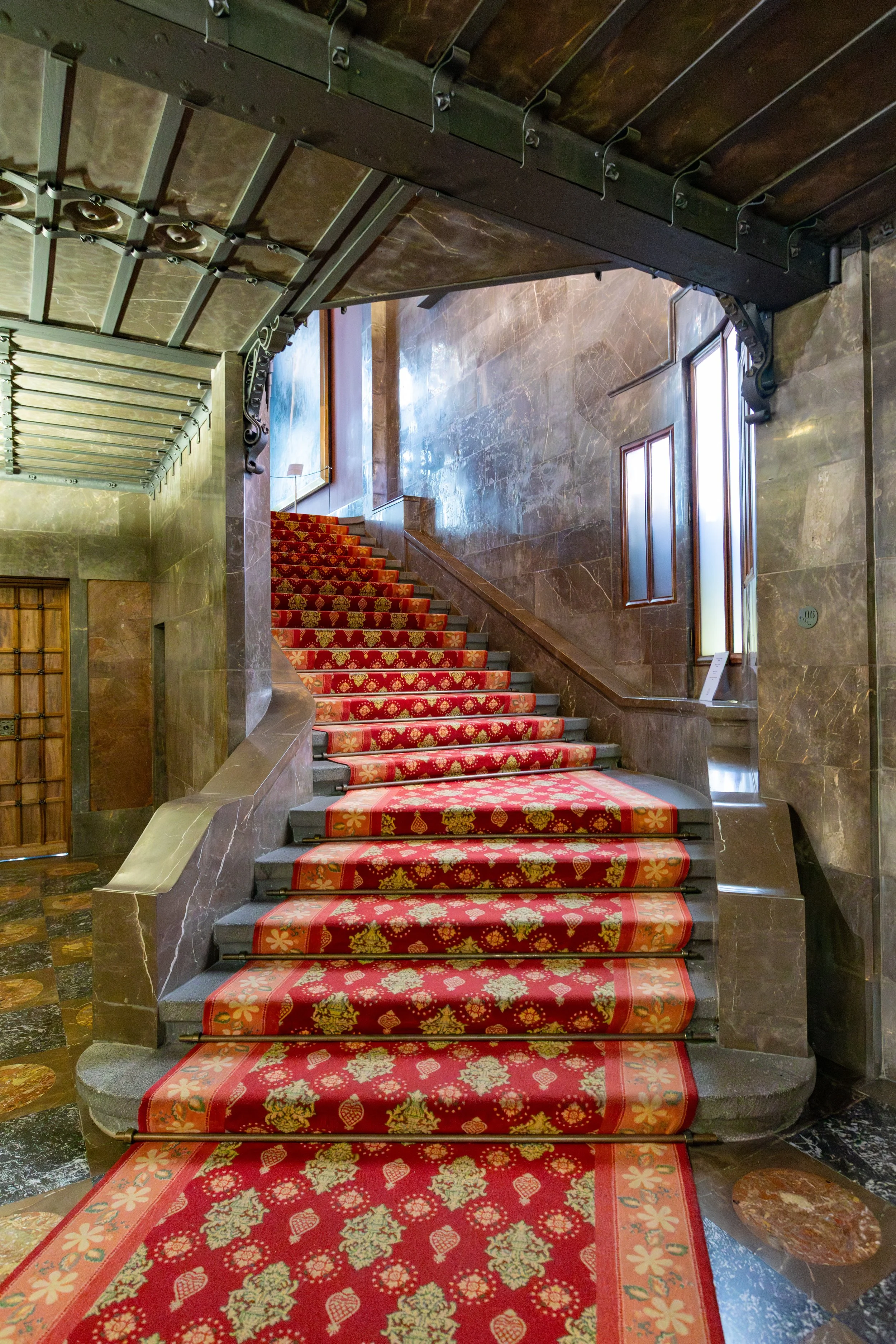  Staircase continues up to the 2nd floor 