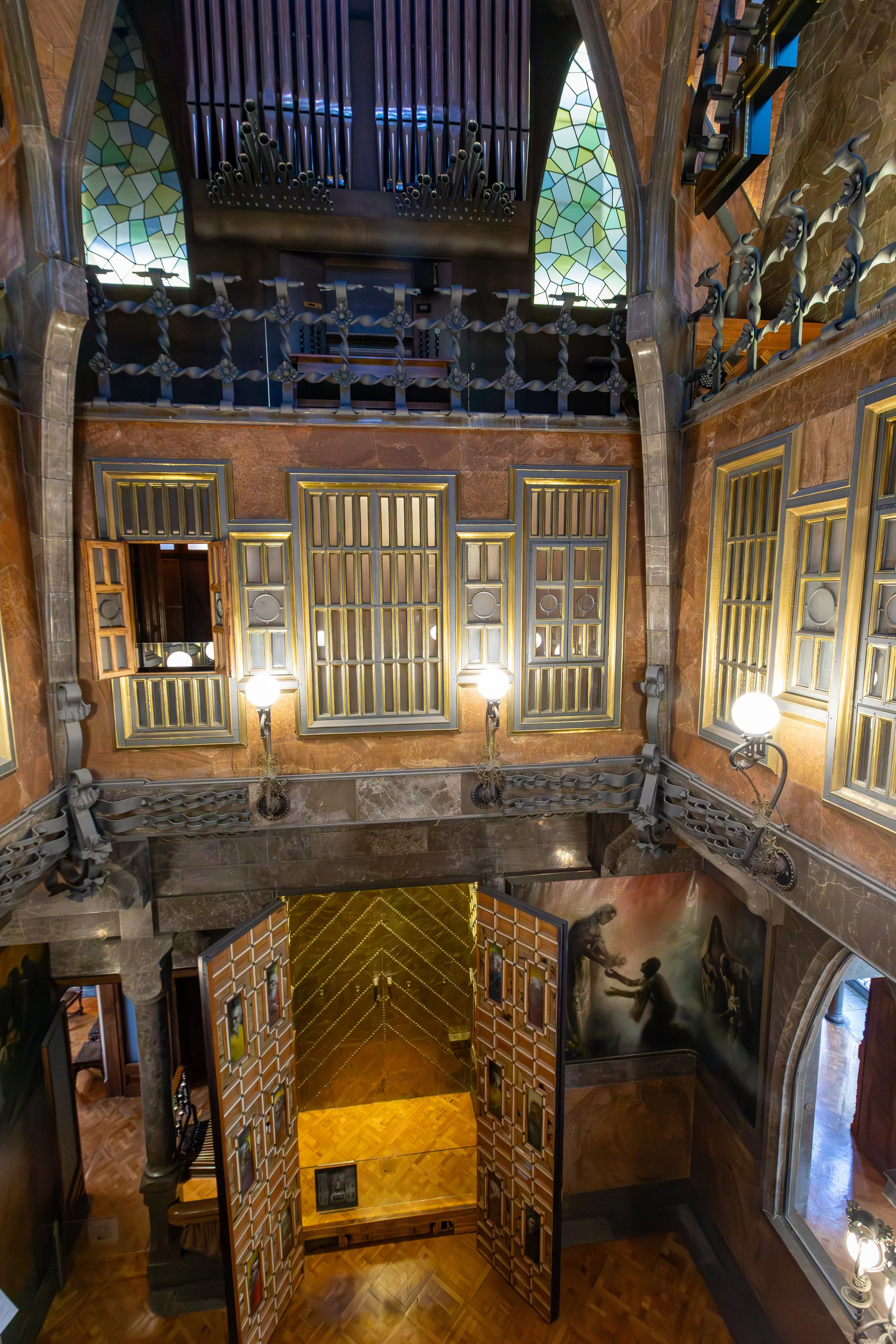  Organ pipes reach up to the ceiling  