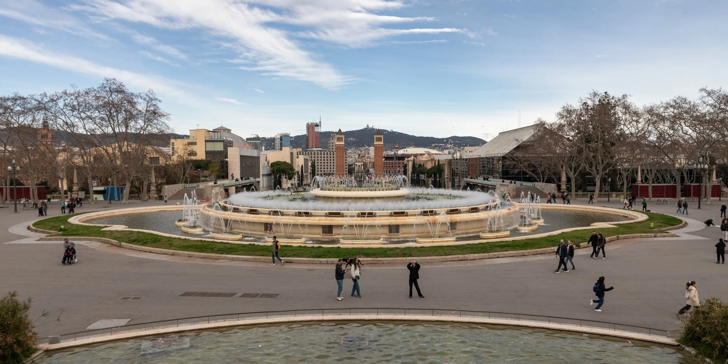  Magic fountain, relatively quiet during the day, puts on a show each evening 