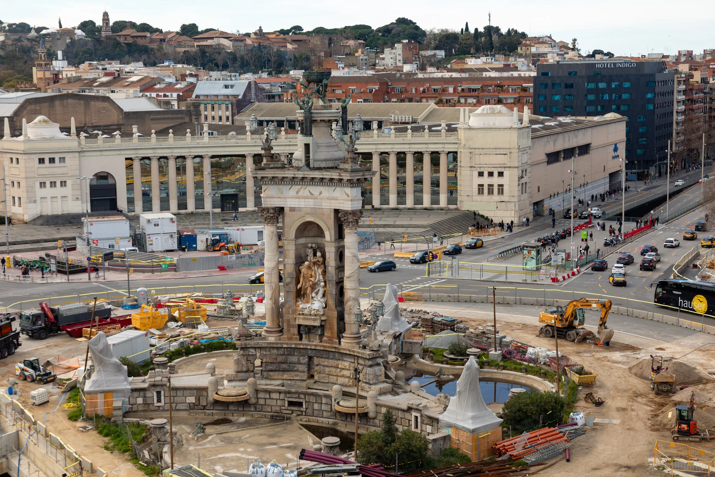  The main monument of La&nbsp;Plaça d'Espanya under active restoration 