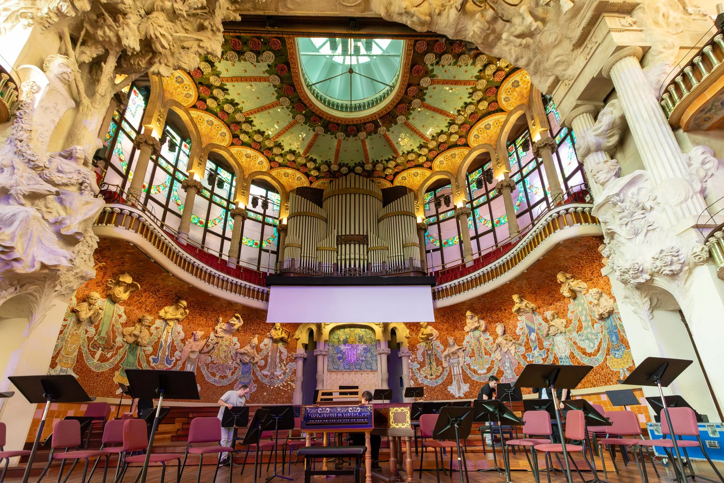  The main stage of the theatre shows Lluís Domènech i Montaner’s earlier modernist stylings before Gaudí 