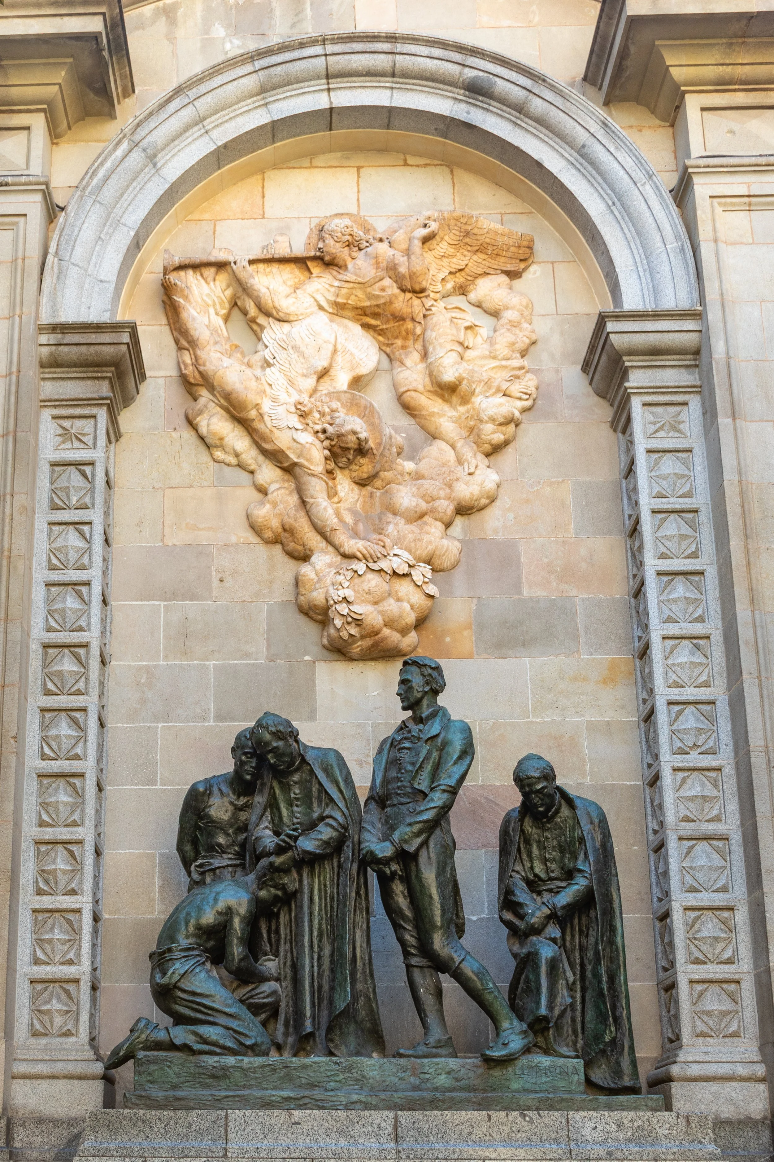  Back at the monument to Martyrs of Independence 