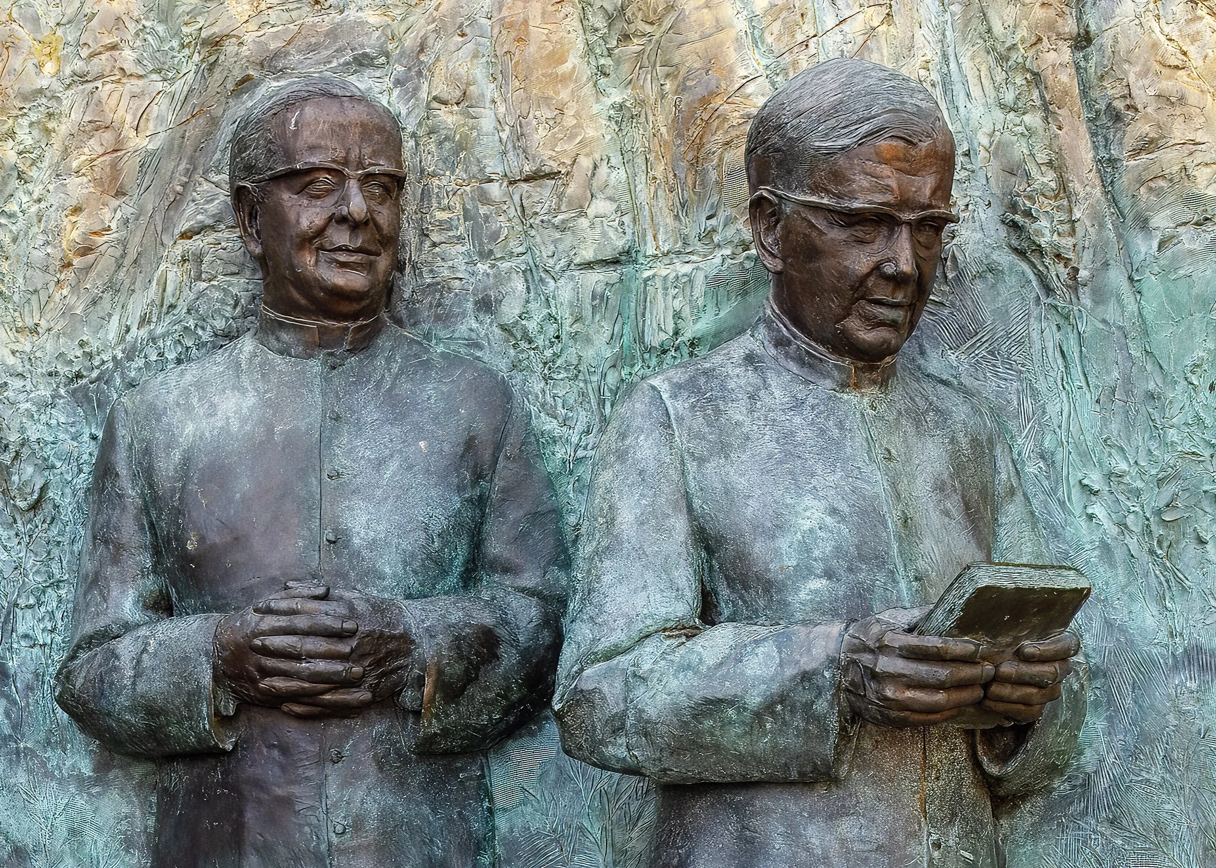  A 2024 relief sculpture of Saint Josemaría and Blessed Álvaro del Portillo at the start of the pathway 