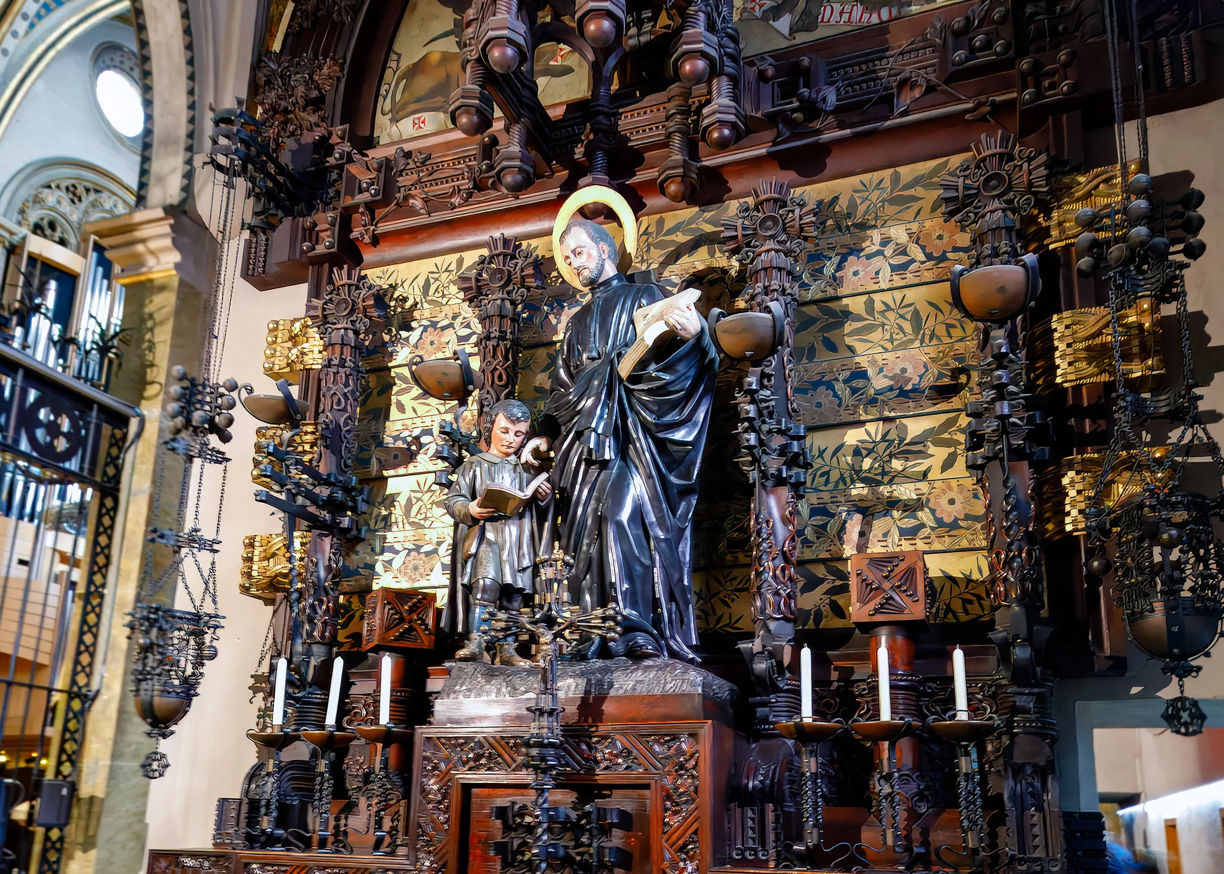  Inside the basilica, the main draw for most of the tourists 