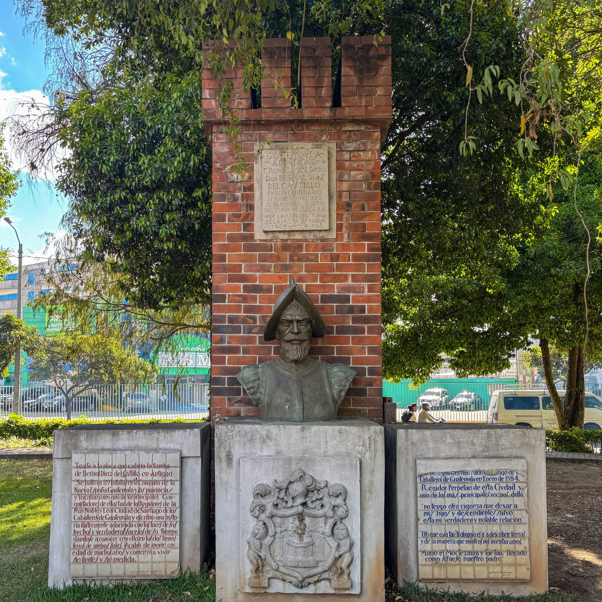  A short walk from the hotel, the Bernal Díaz del Castillo Monument is located in Plaza España 