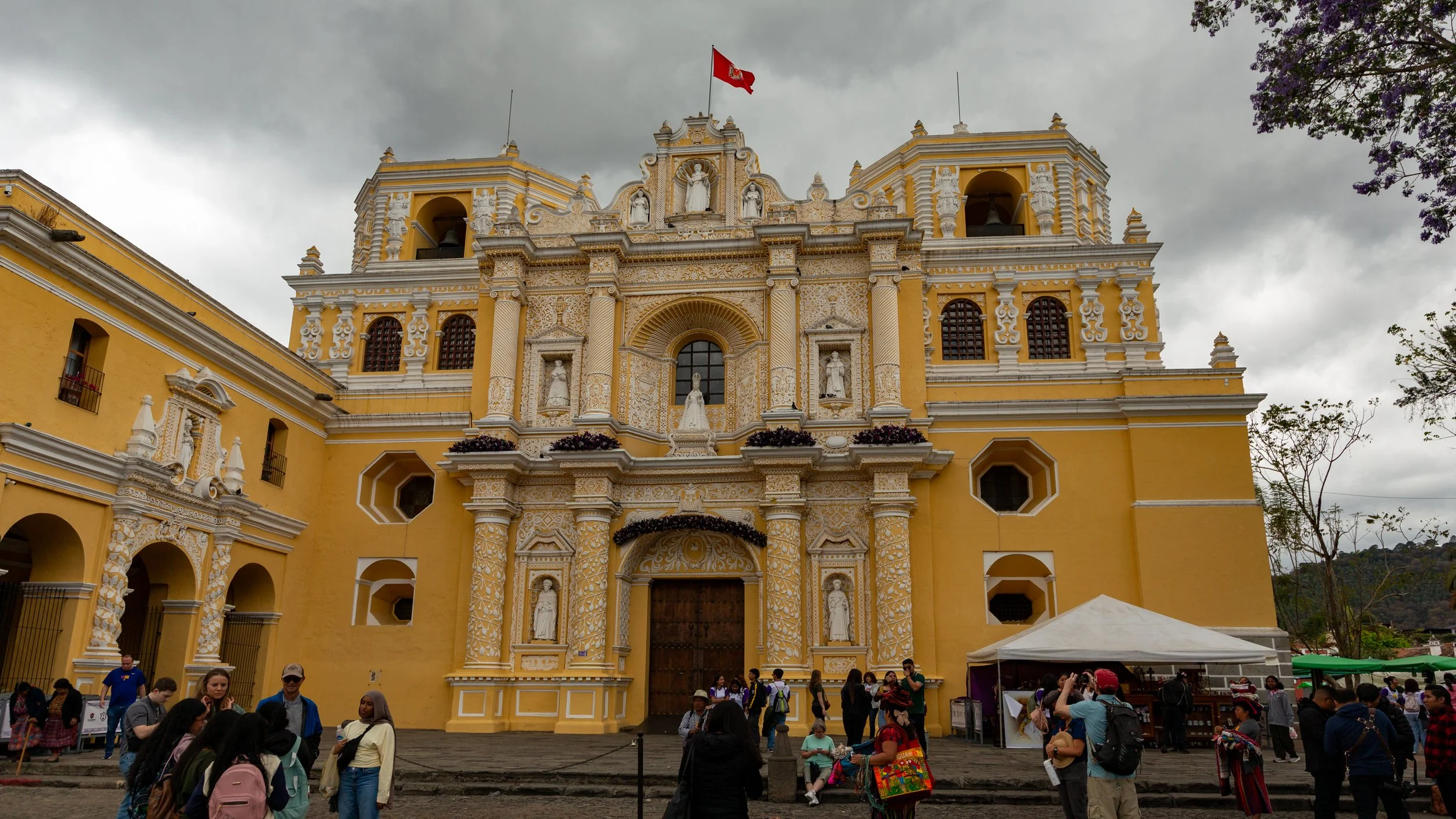  Having moved on to the historic old town, Iglesia de La Merced (1767) with yellow and white Spanish baroque façade, one over 30 in the ancient town 