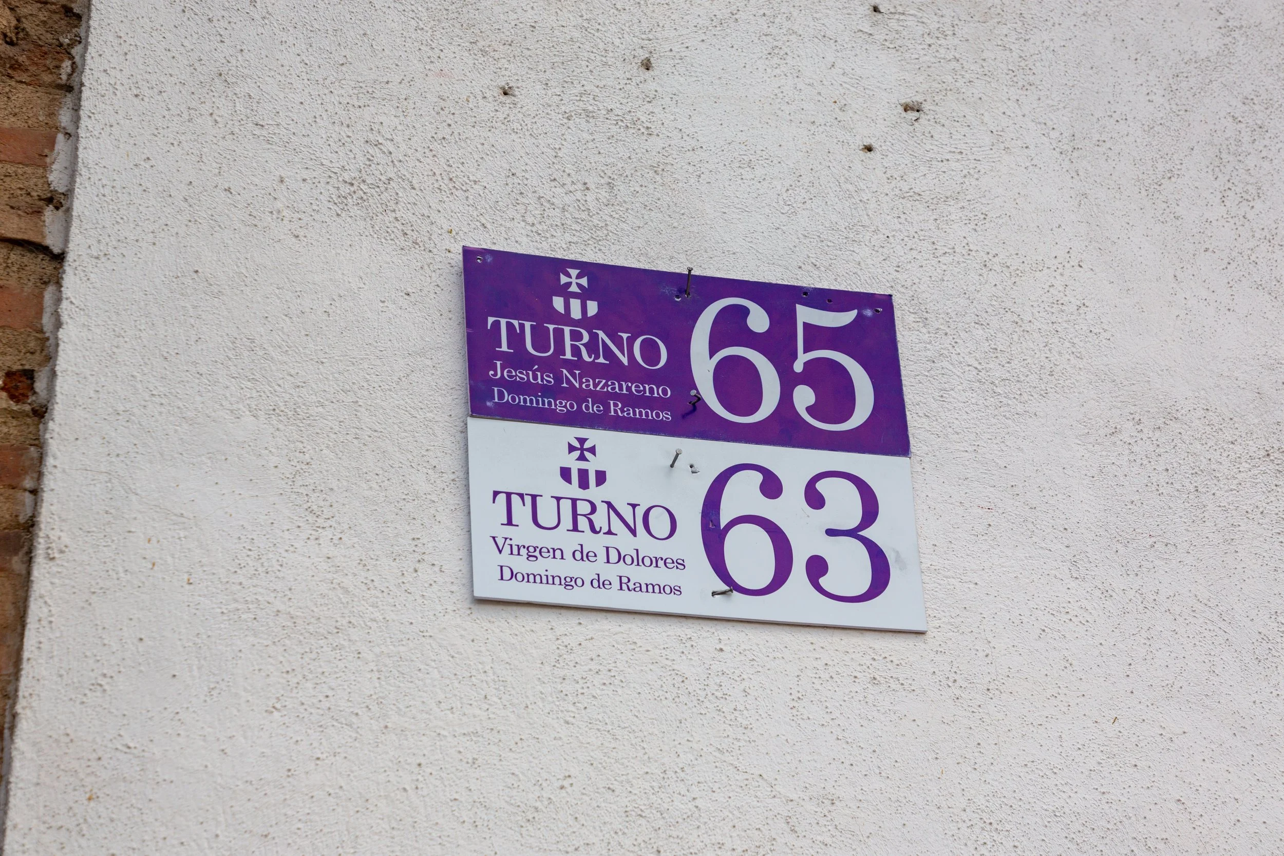  Shift changes along the procession route are marked on the corners of buildings 
