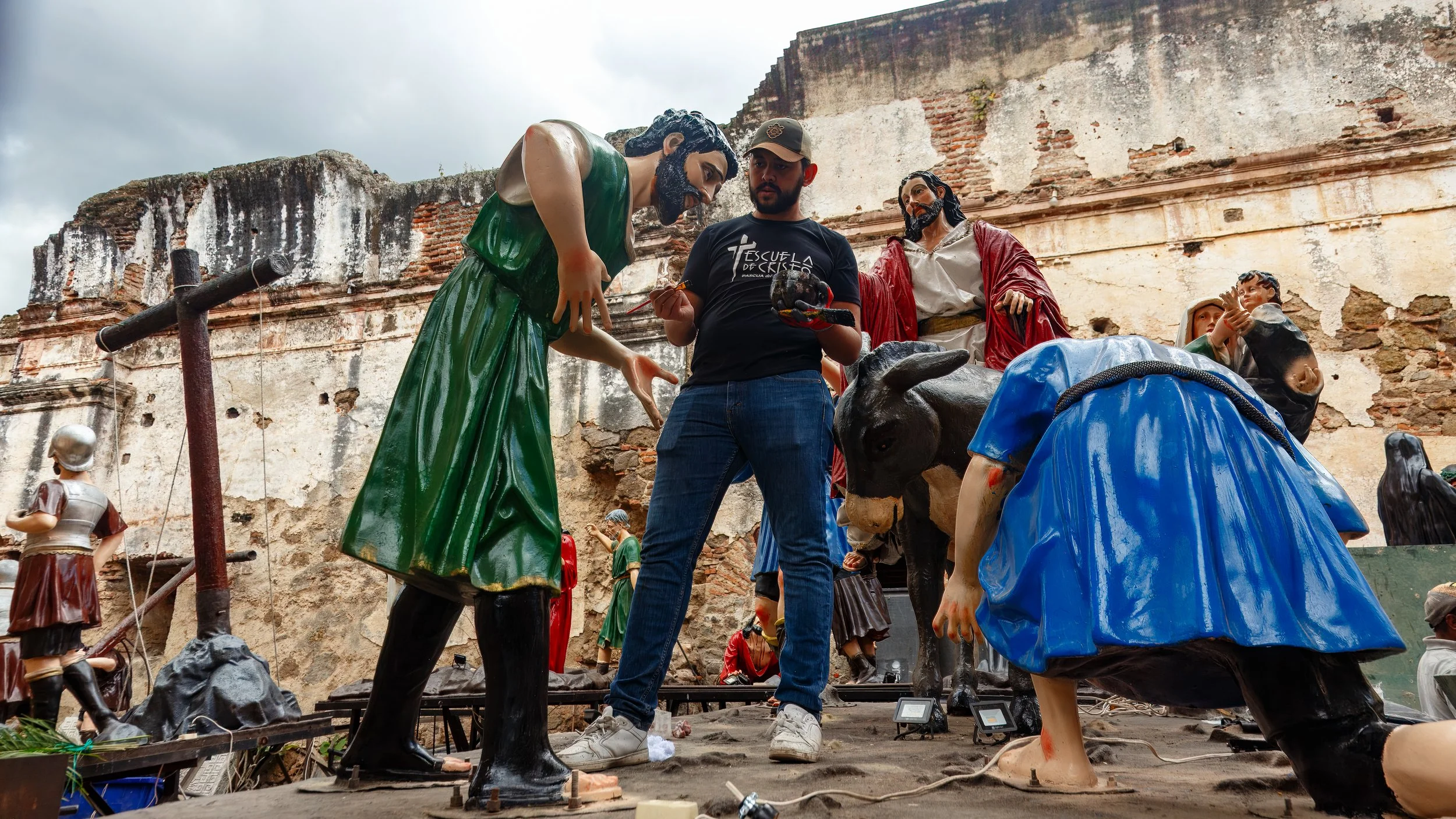  Artists preparing figures for the upcoming procession 