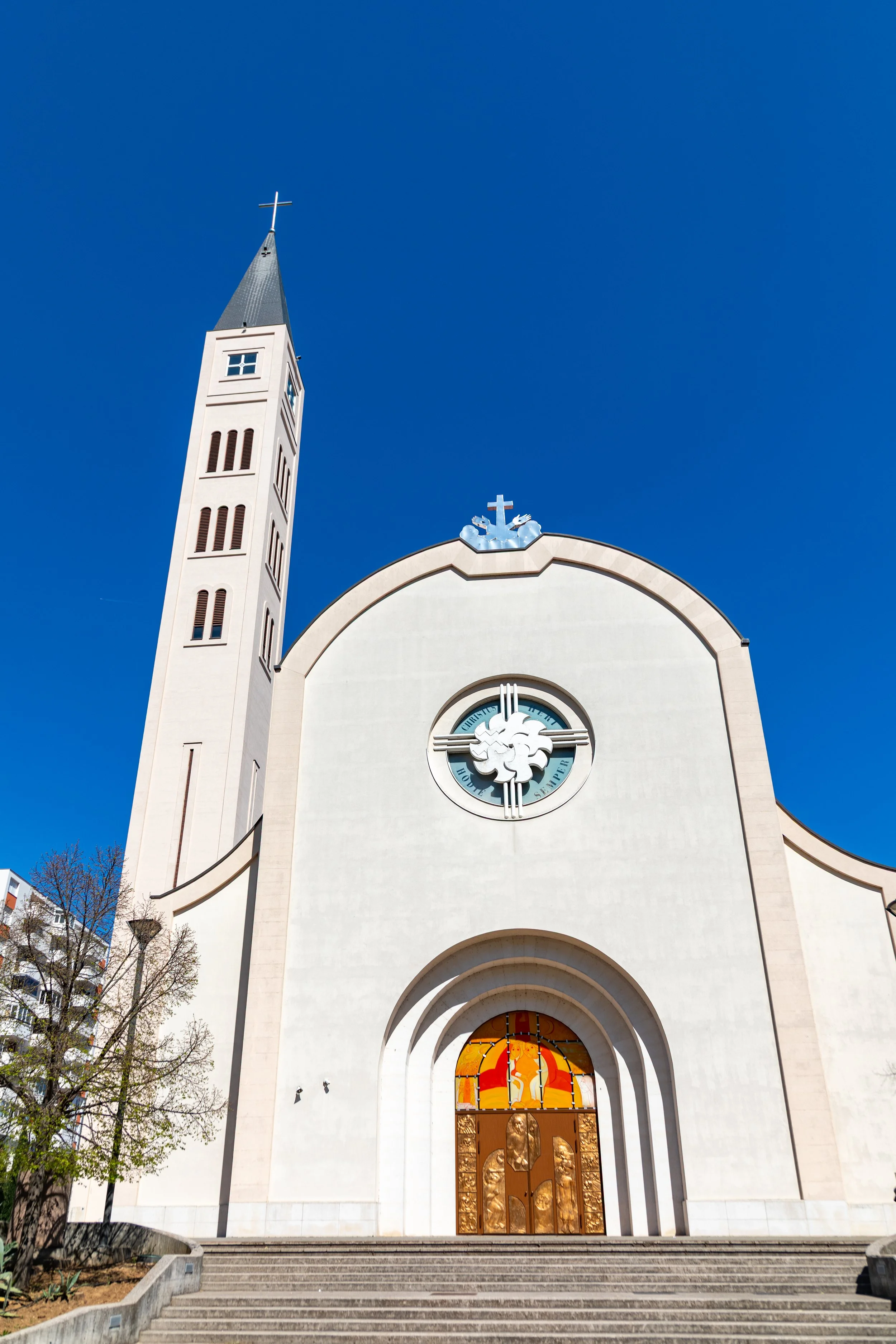  Church of St. Peter and Paul, rebuilt after the 1990 war 