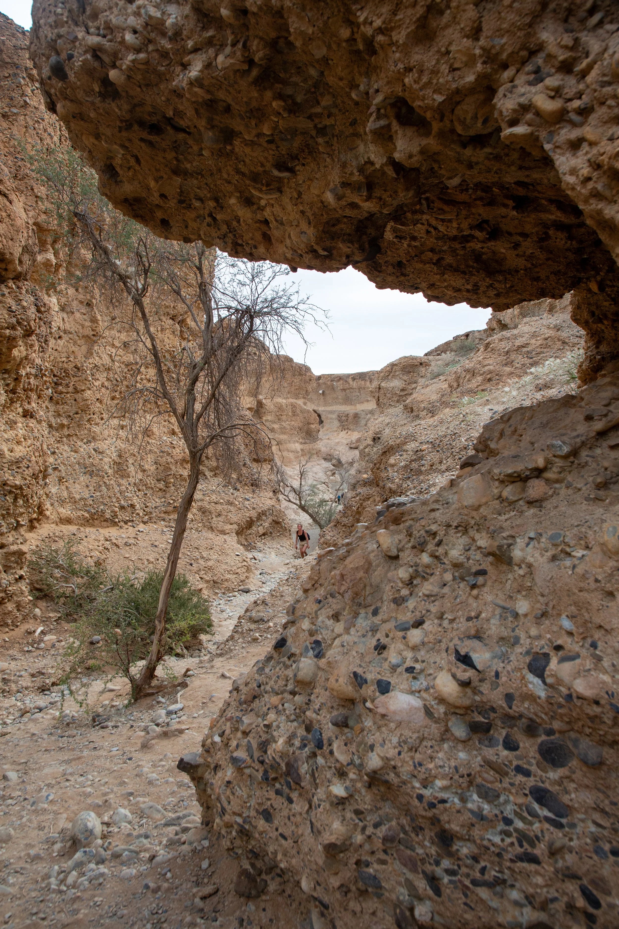  Hiking into Sesriem Canyon in the national park 