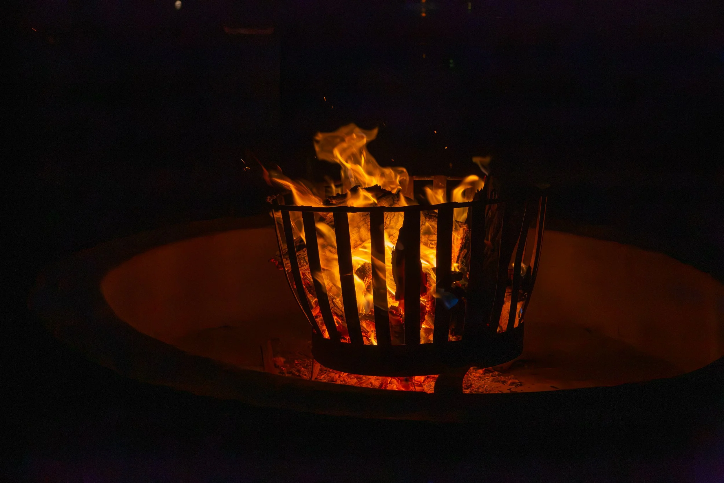  Camp fire ambiance near the outdoor dining room 