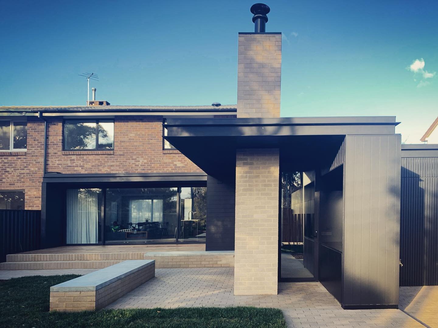 Lyneham House Extension // so lovely to drop by and see the finished product.
Architect: @de.rome.architects 
Builder: @braithwaitebuilding 
#architecture #design #house 
@ziwa.house