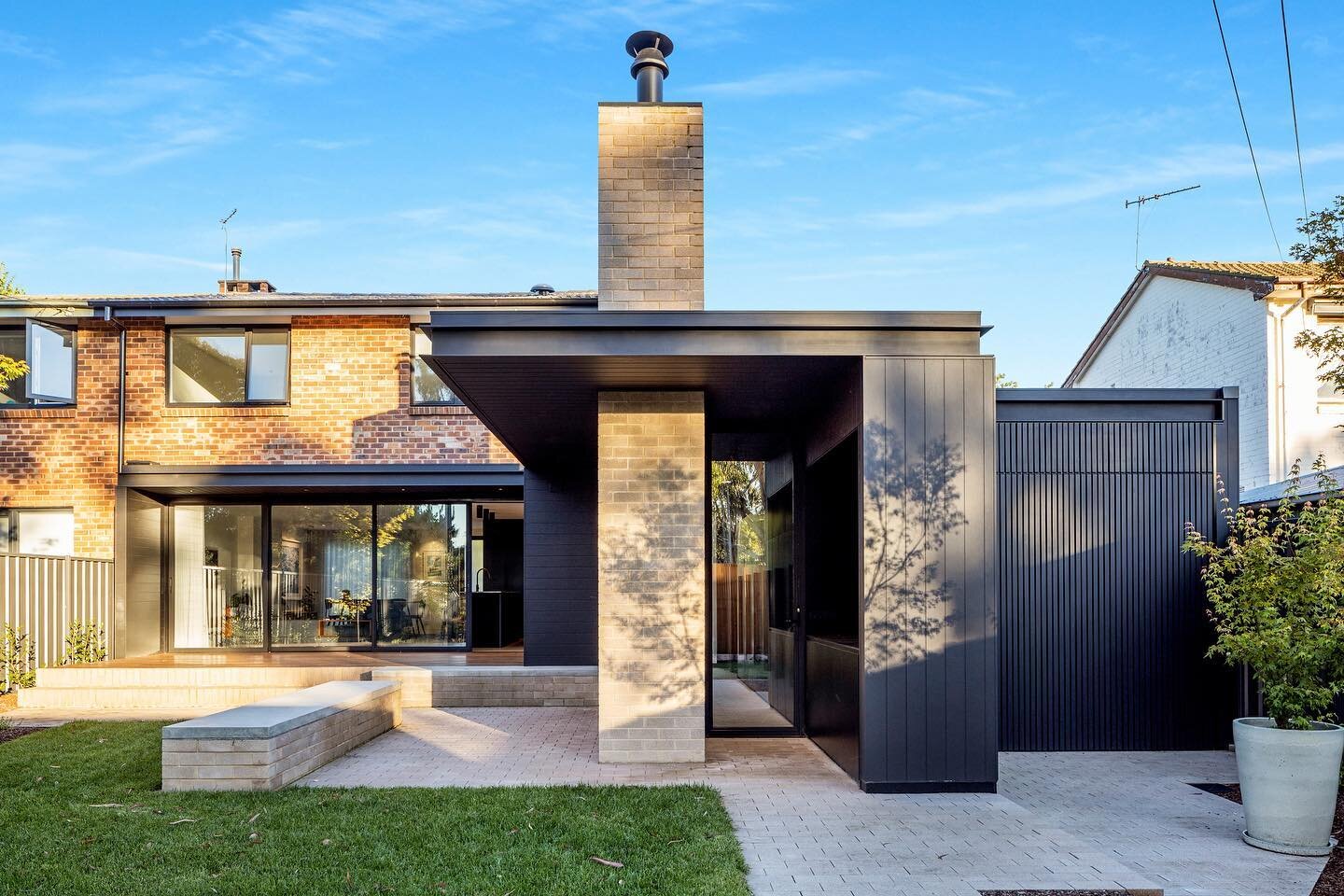 Ziwa House // Lyneham

Architect: @de.rome.architects 
Builder: @braithwaitebuilding 
Photography: @fifth_lane 

#architecture #brick #design #cbr #duplex