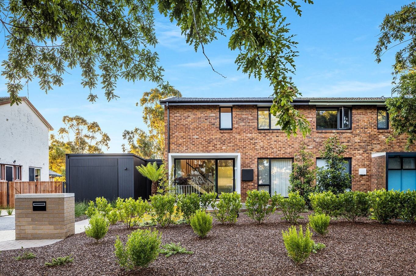 Ziwa House is an existing iconic brick duplex in Lyneham that has been extended and refurbished.

The intention was to open up the space and improve the connection to landscape.
We wanted to breathe life into the existing layout, while creating a for