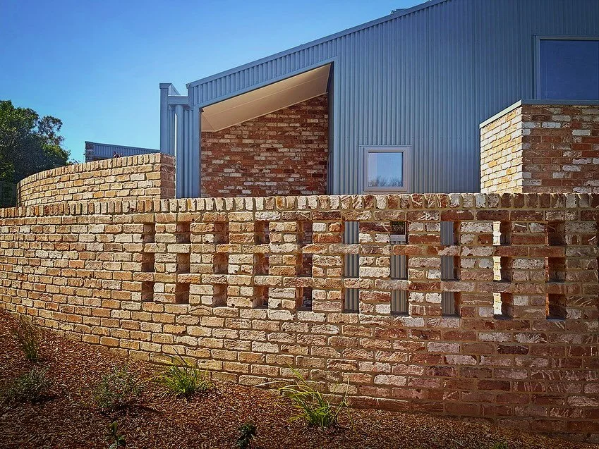 Mawson Dual Occupancy 🏠🏠 

Architect &amp; Interior Design: @de.rome.architects 
Builder: @simmo.arthur 

#architecture #brick #colorbond #brickpattern #staggeredbrick #canberra #mawson