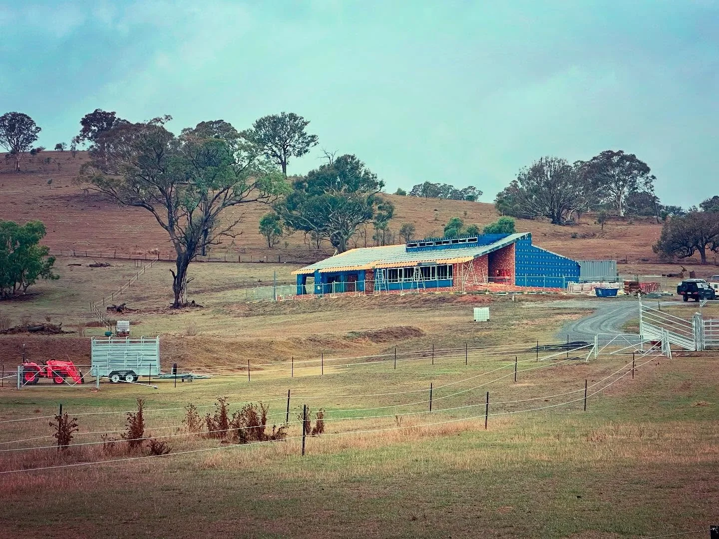 Gundaroo House // Under Construction

Architect: @de.rome.architects 
Builder: @casey.projects 
Clients: delightful and fun

On a rural block in Gundaroo the long house sits on the slope to catch midday sun and sunset views.

The pitched roof is a no