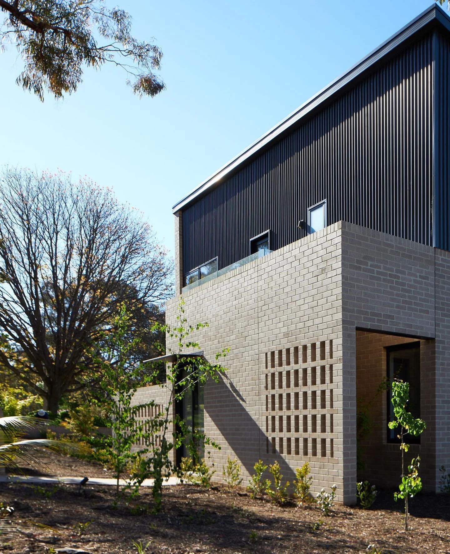 Lyons Dual Occupancy 🏡🏡

Architect: @de.rome.architects 
Builder: @simmo.arthur 
Photography: @fifth_lane 

#architecture #landscape #canberra #canberraarchitecture #residential #suburbia #missingmiddle